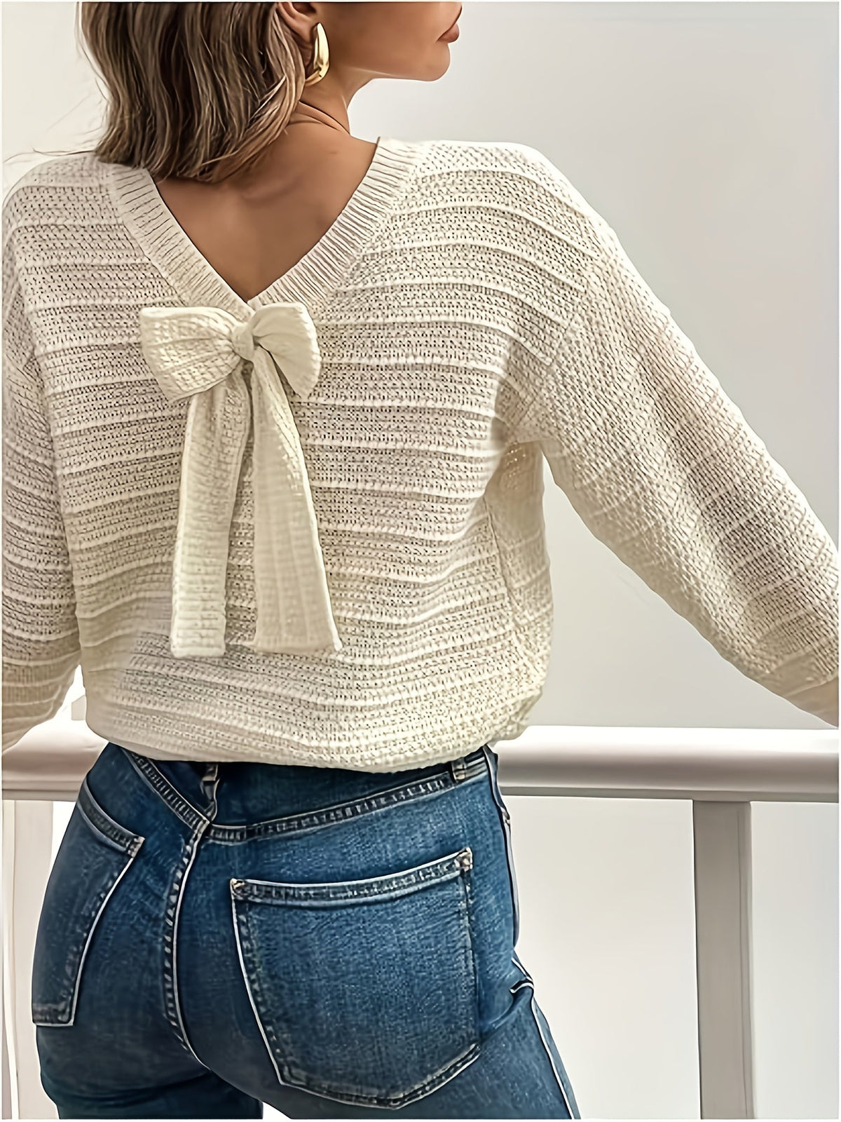 Pull en maille à col en V et nœud — Amielle Paris