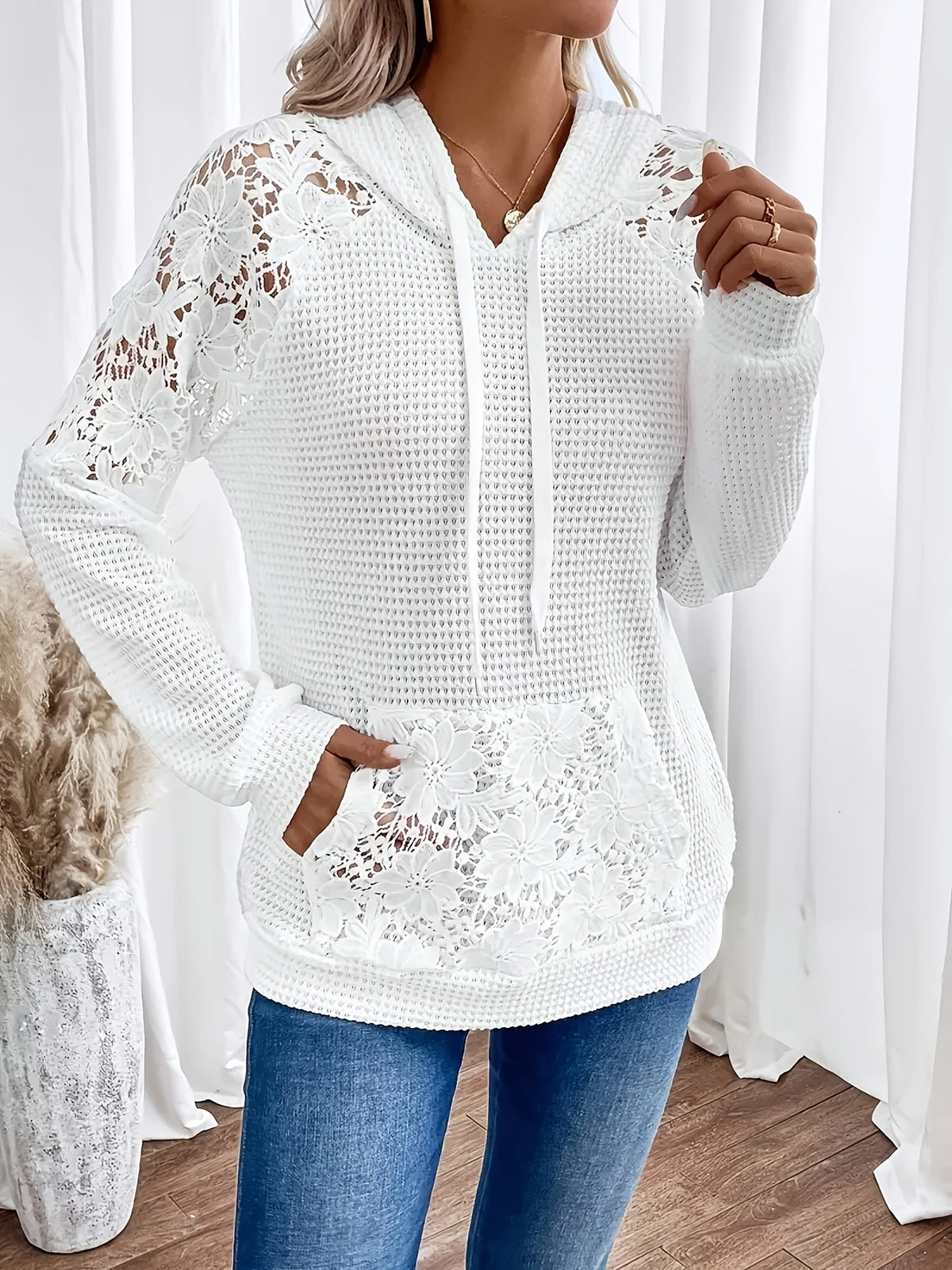 Pull à capuche en maille gaufrée et dentelle — Amielle Paris