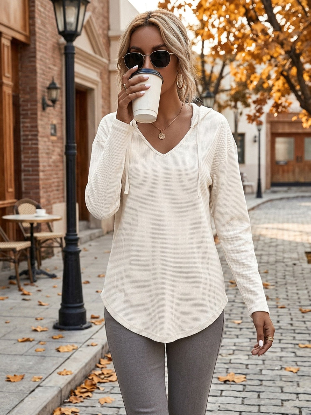 Pull gaufré à capuche et encolure en V — Amielle Paris