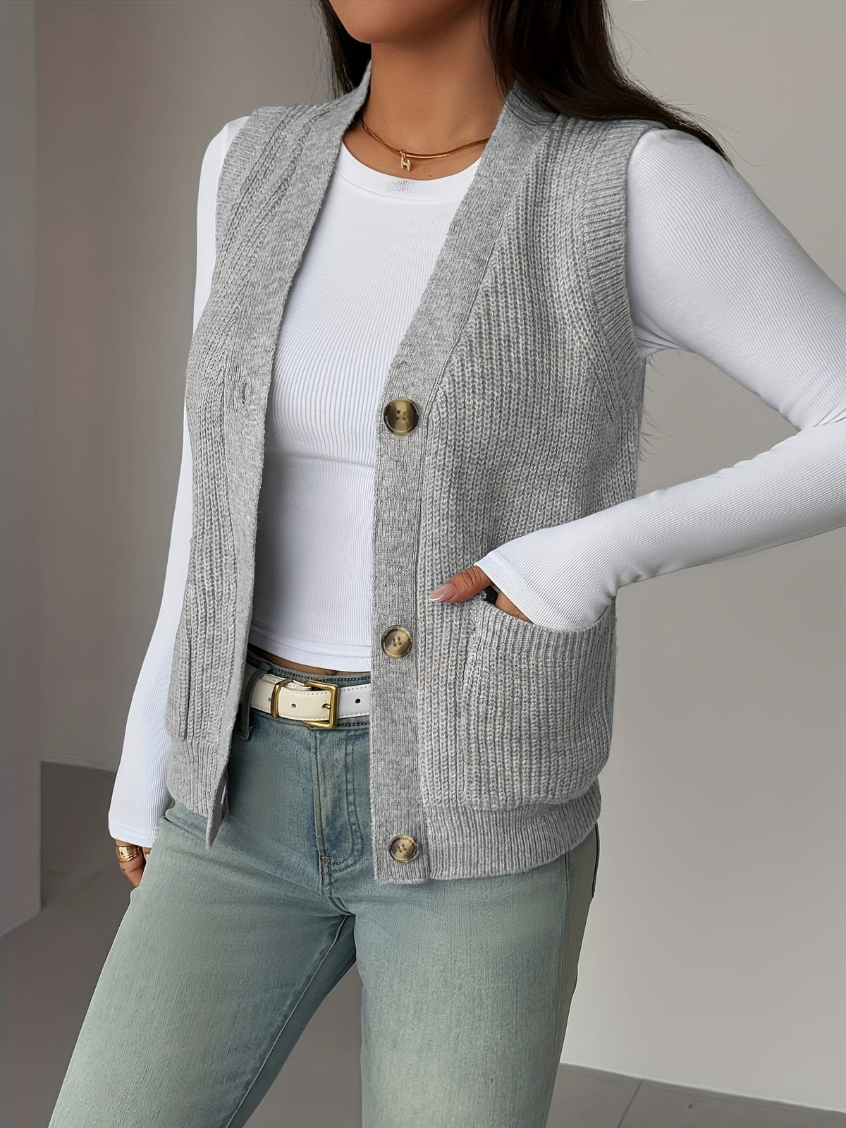 Naomi | Gilet sans manches en maille à col V — Amielle Paris