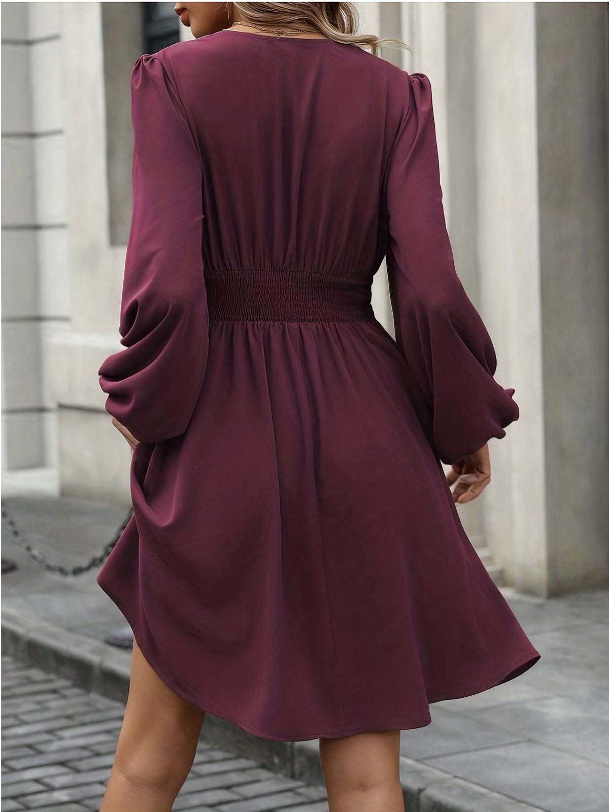 Robe courte à col V et manches lanternes — Amielle Paris