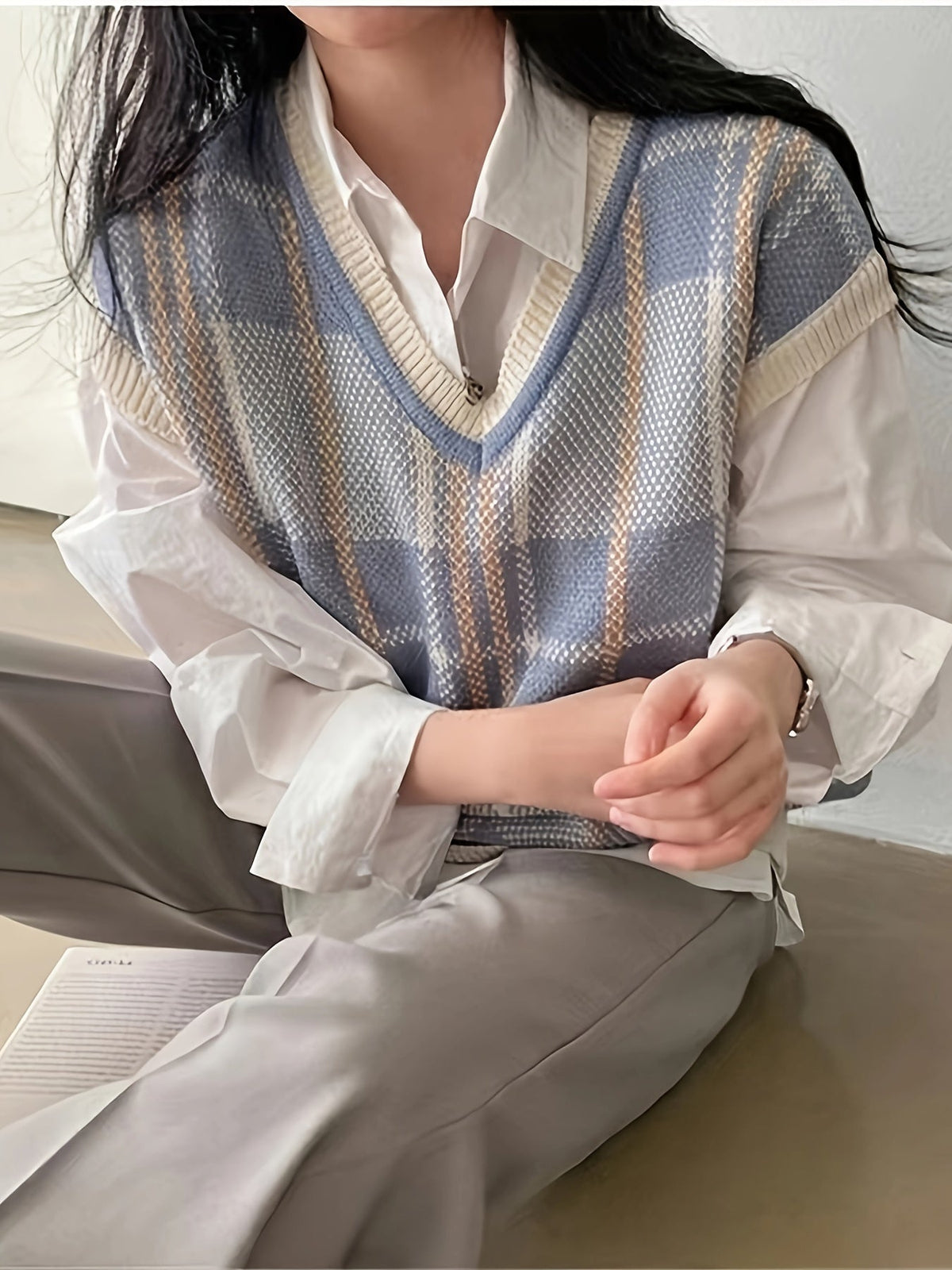 Pull sans manches à carreaux et col V — Amielle Paris