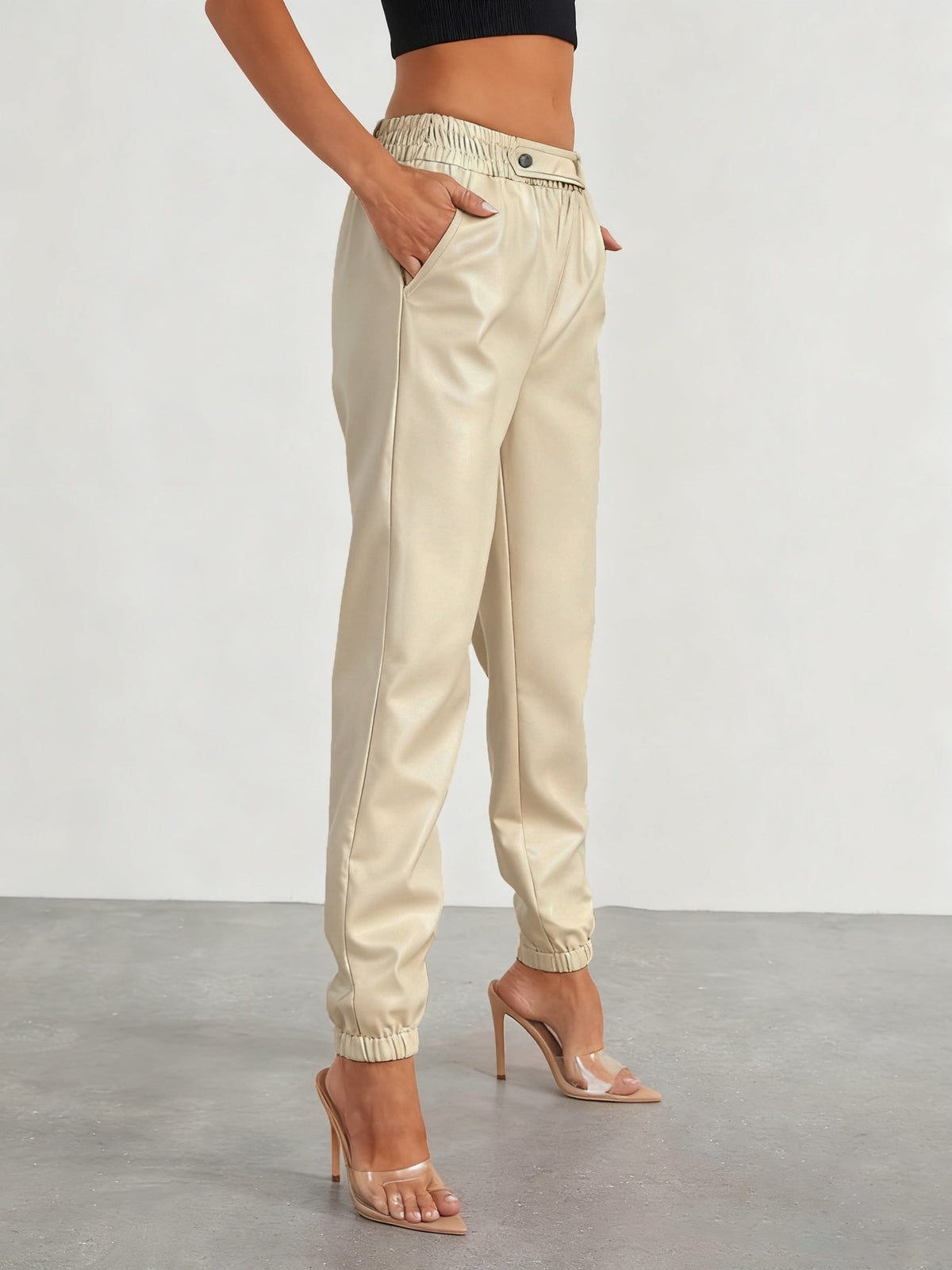 Pantalon aspect cuir à taille et chevilles élastiquées — Amielle Paris