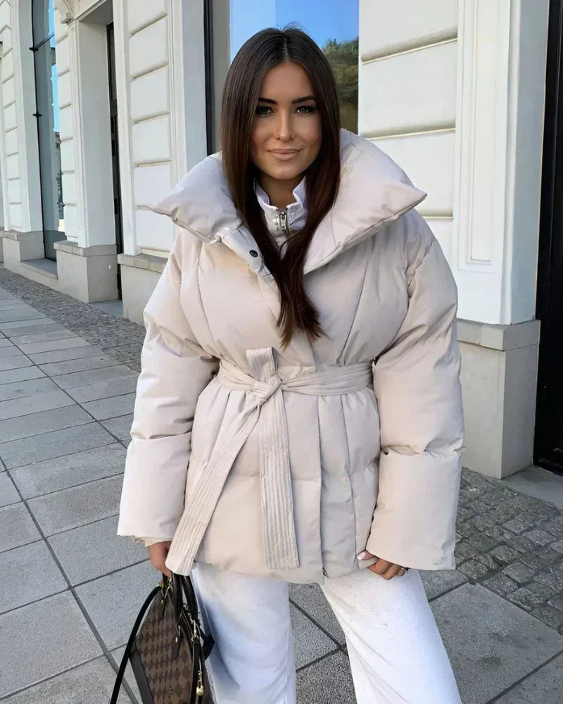 Eleanor — Doudoune ceinturée à capuche — Amielle Paris