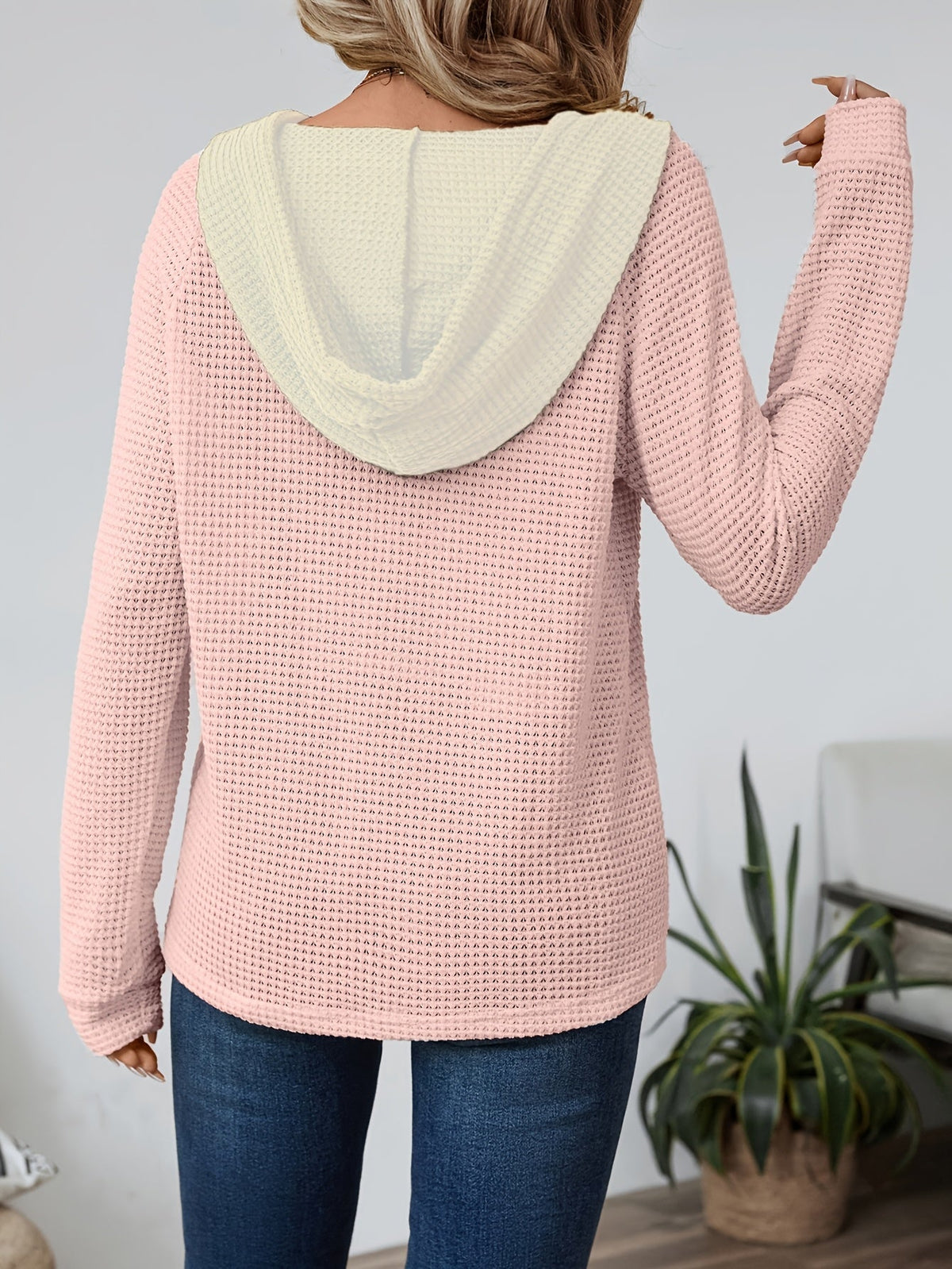 Pull gaufré à capuche contrastée — Amielle Paris