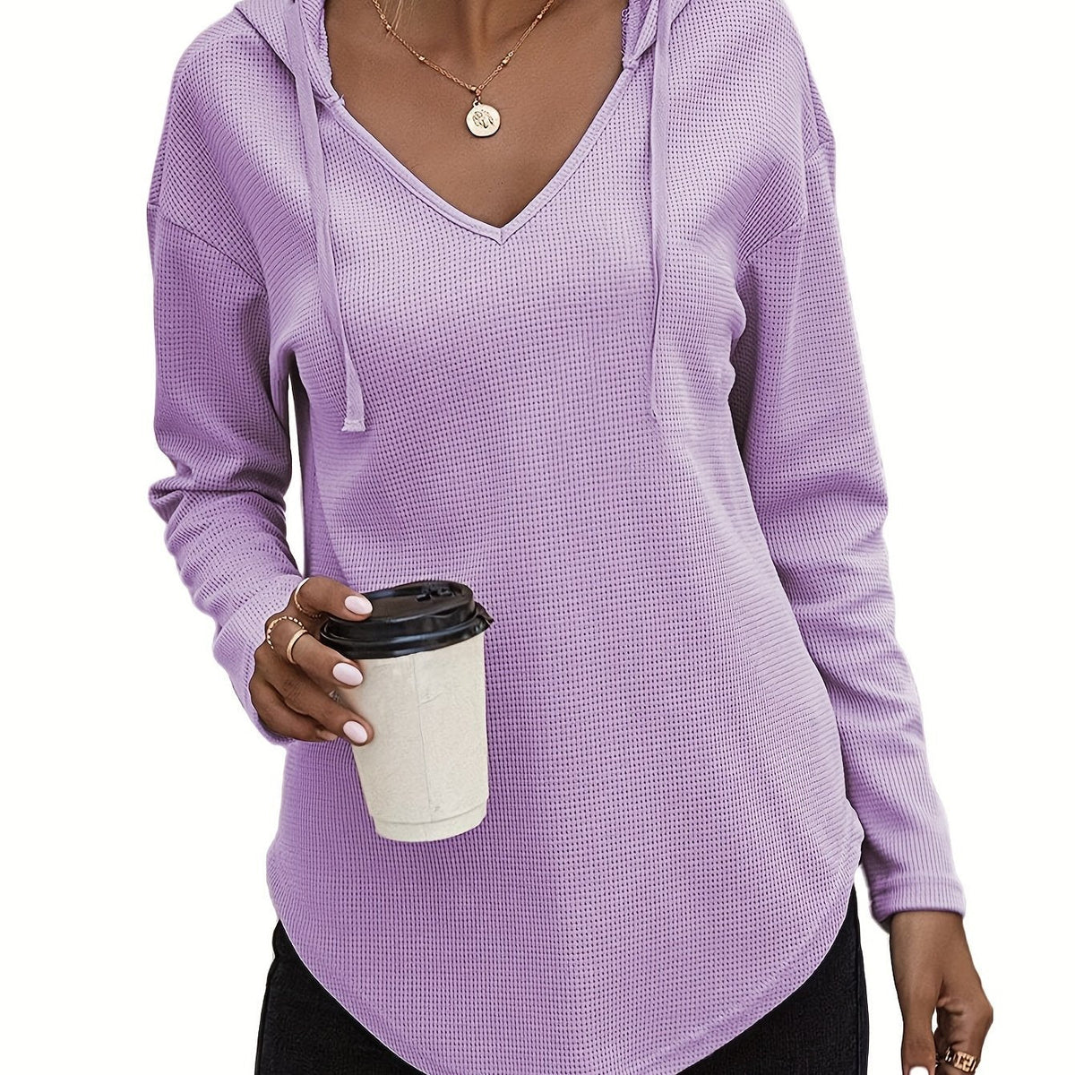 Pull gaufré à capuche et encolure en V — Amielle Paris
