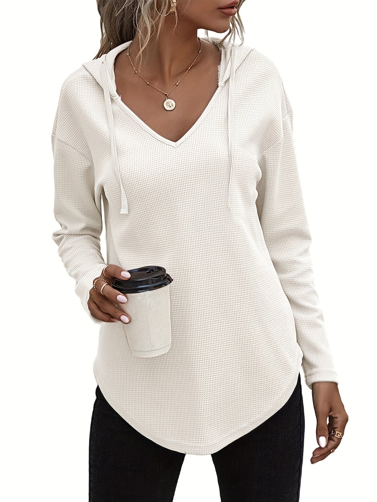 Pull gaufré à capuche et encolure en V — Amielle Paris