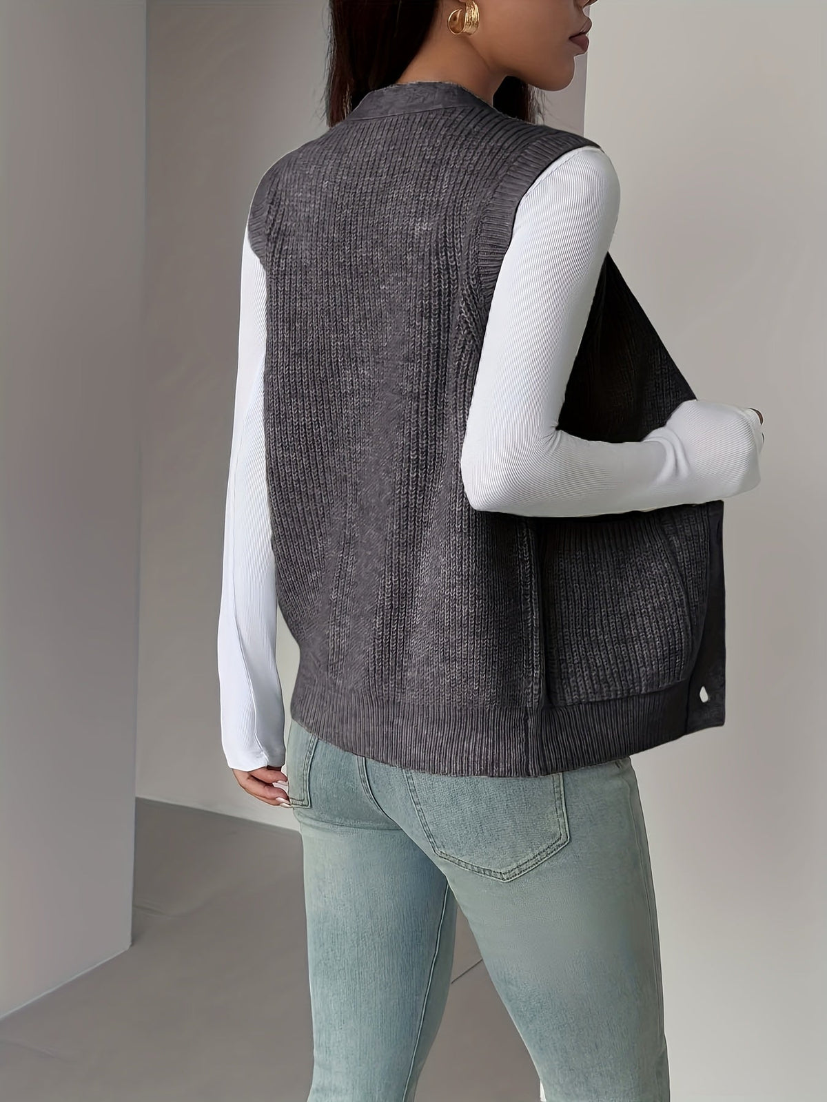 Naomi | Gilet sans manches en maille à col V — Amielle Paris