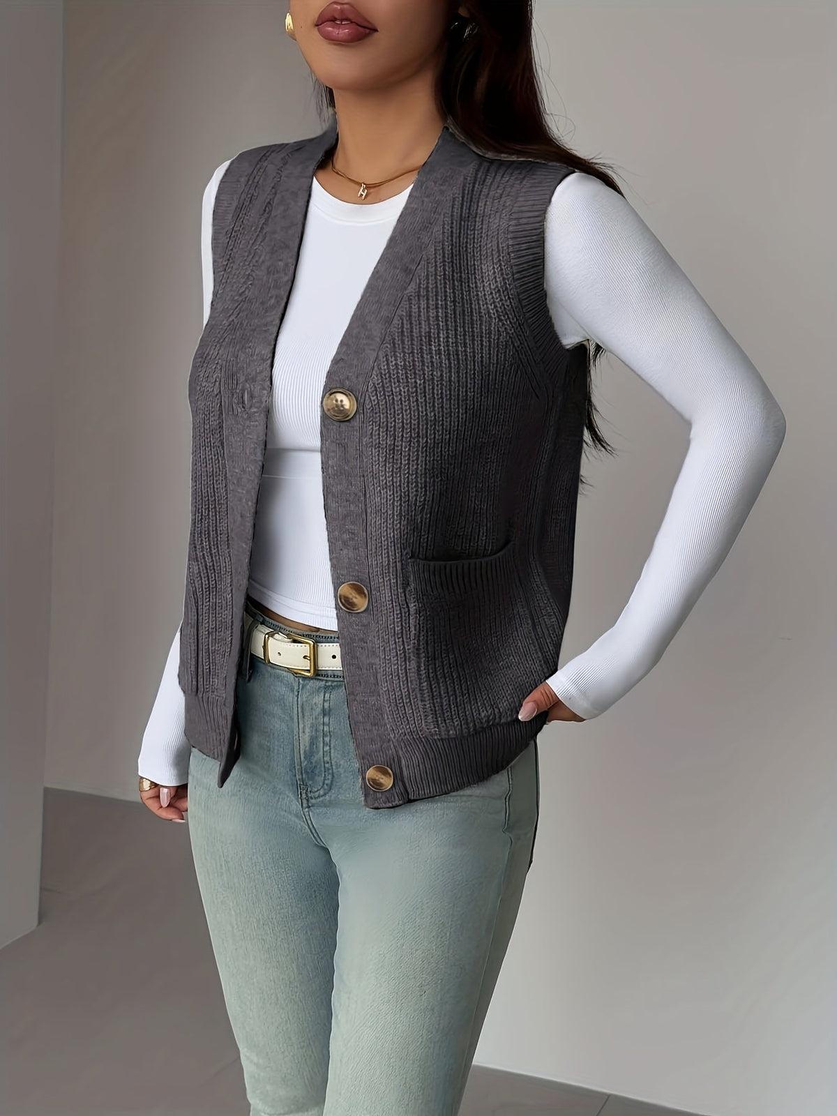 Naomi | Gilet sans manches en maille à col V — Amielle Paris