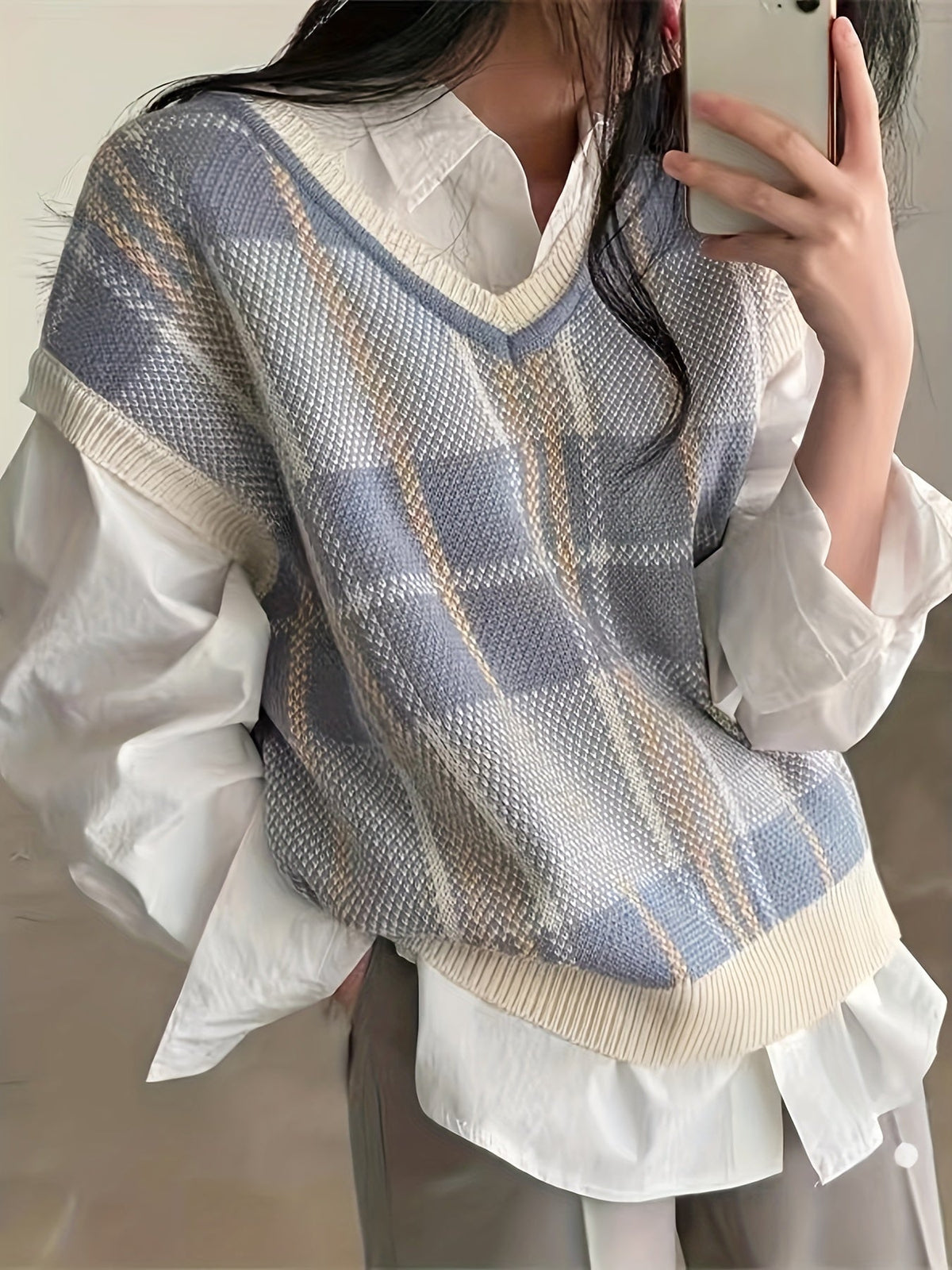 Pull sans manches à carreaux et col V — Amielle Paris