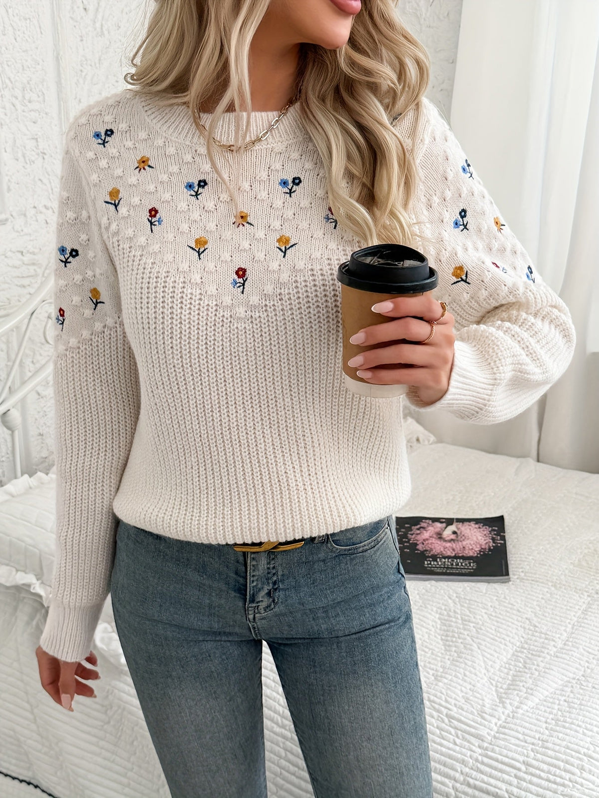 Isadora | Pull blanc à broderies fleuries — Amielle Paris