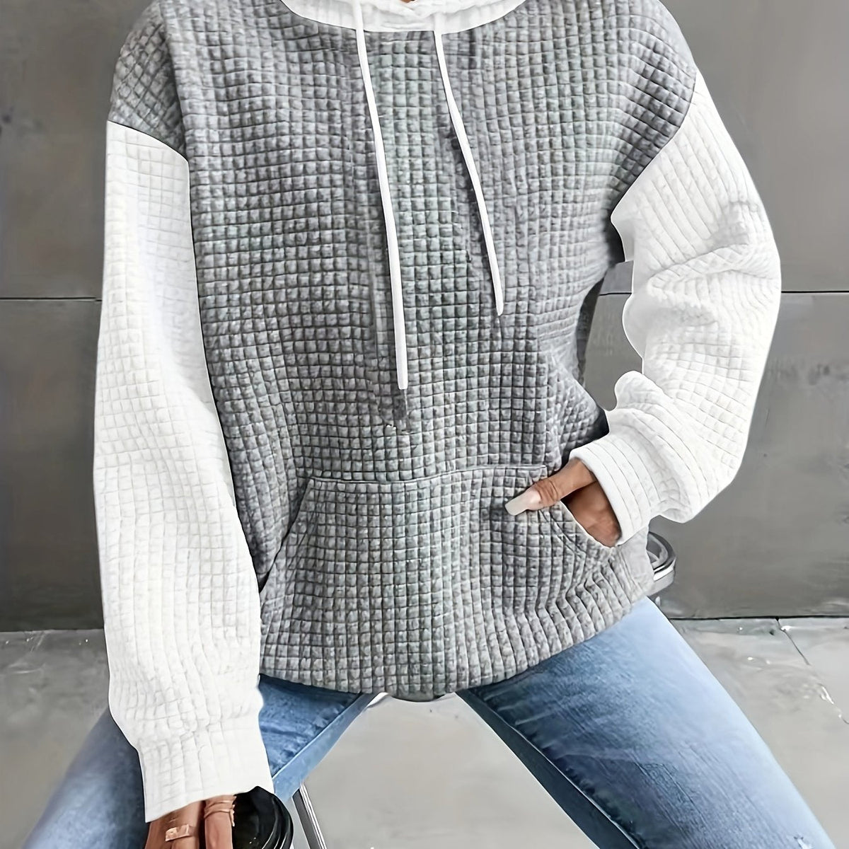 Pull bicolore à capuche en maille gaufrée — Amielle Paris