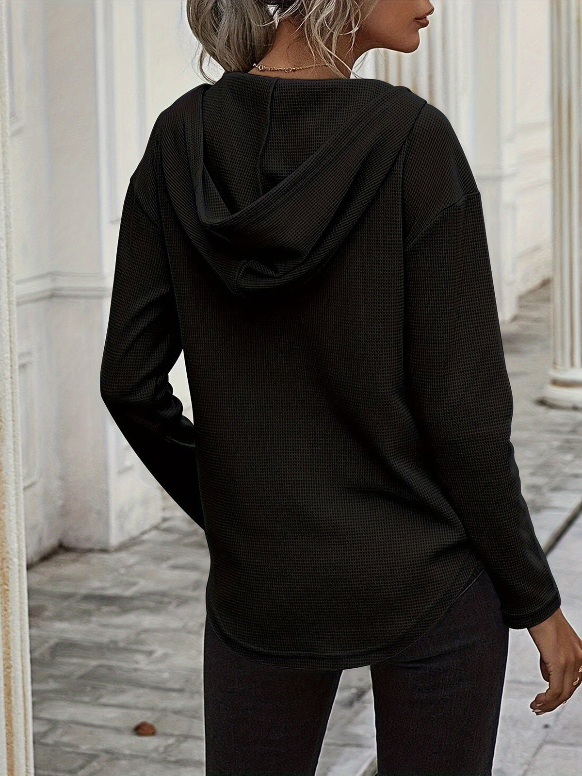 Pull gaufré à capuche et encolure en V — Amielle Paris