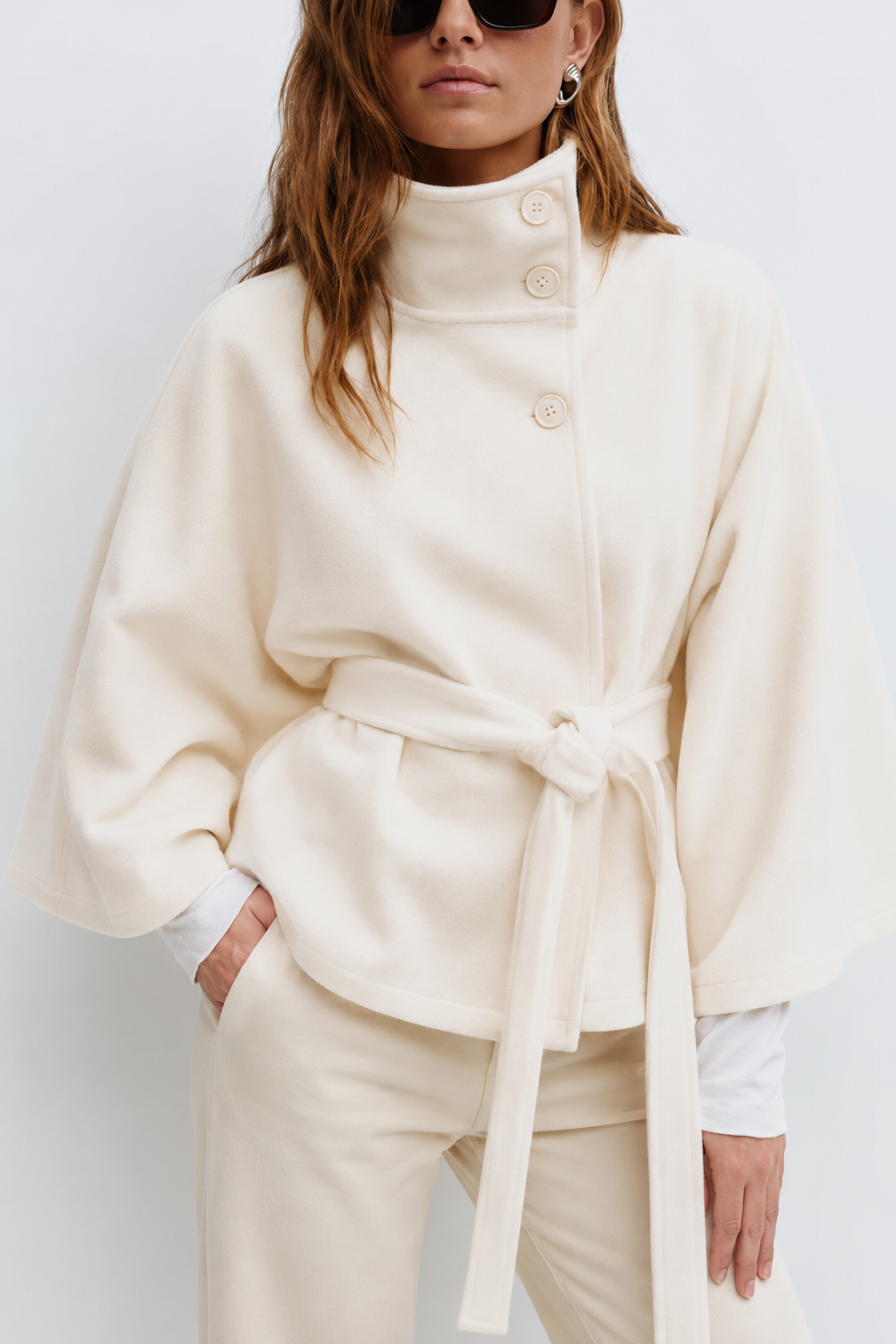 Cape-manteau ceinturée à col montant Amelia — Amielle Paris