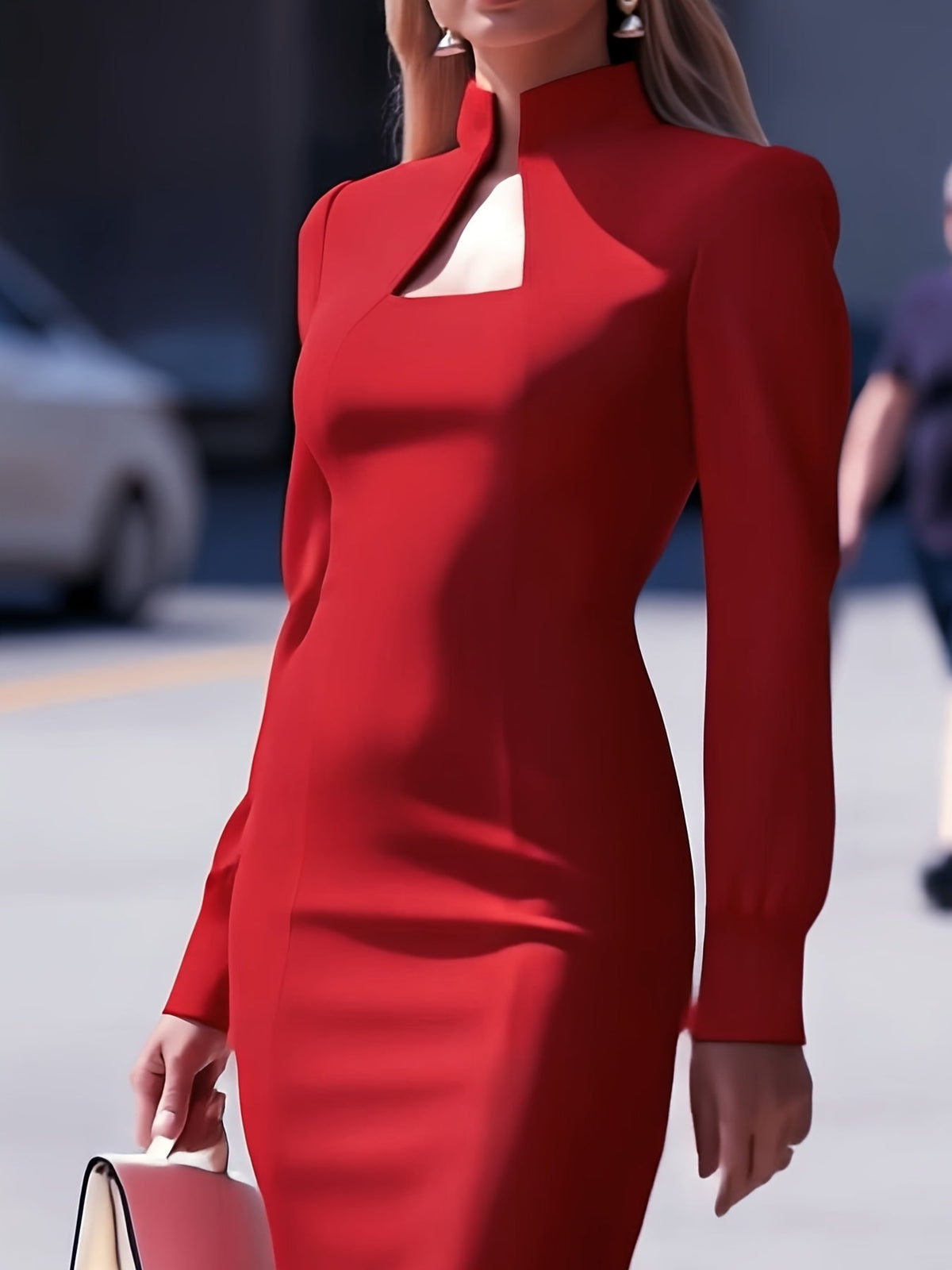 Robe courte ajustée à col haut et découpe — Amielle Paris