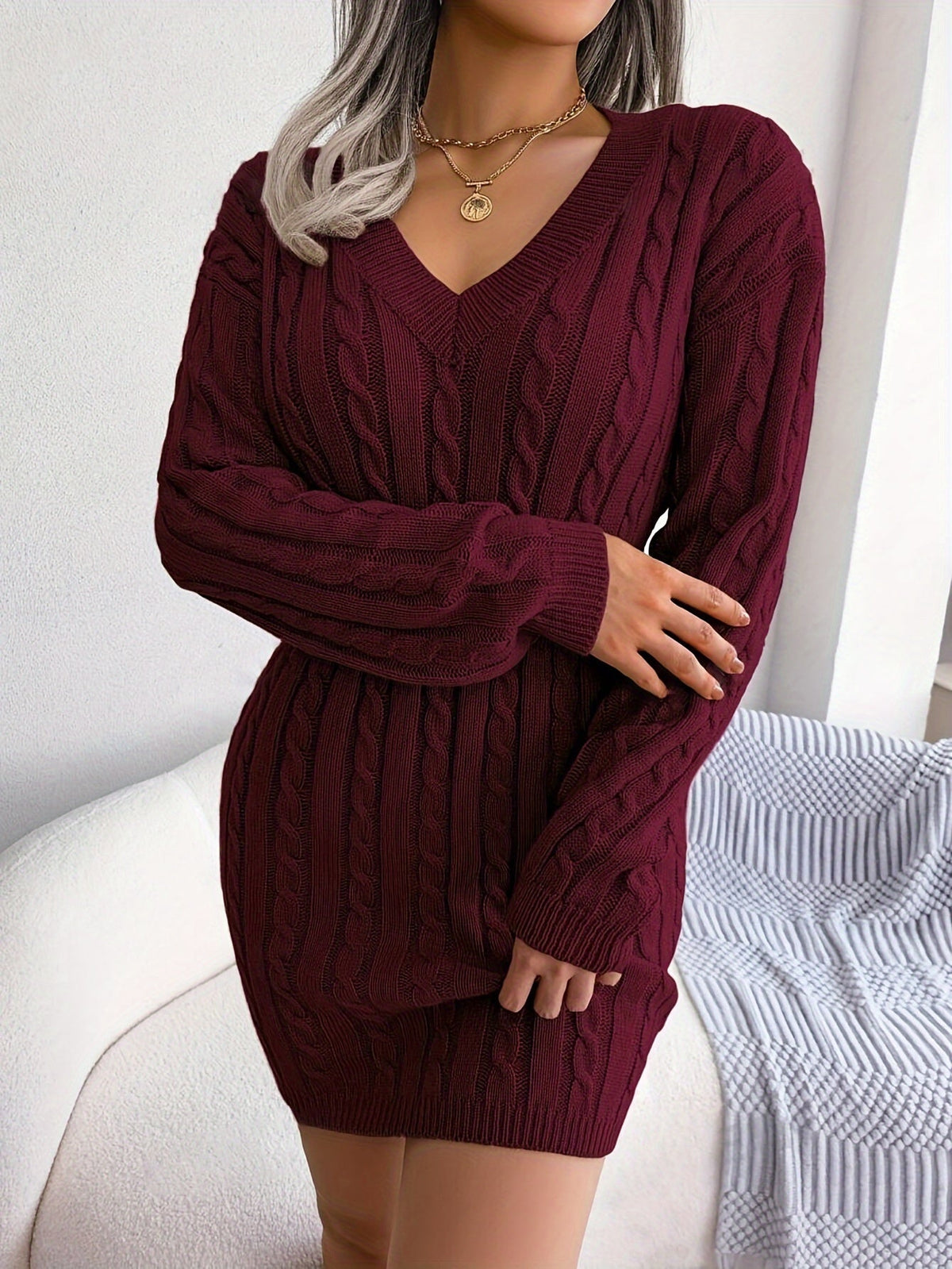 Robe pull courte torsadée à basque — Amielle Paris