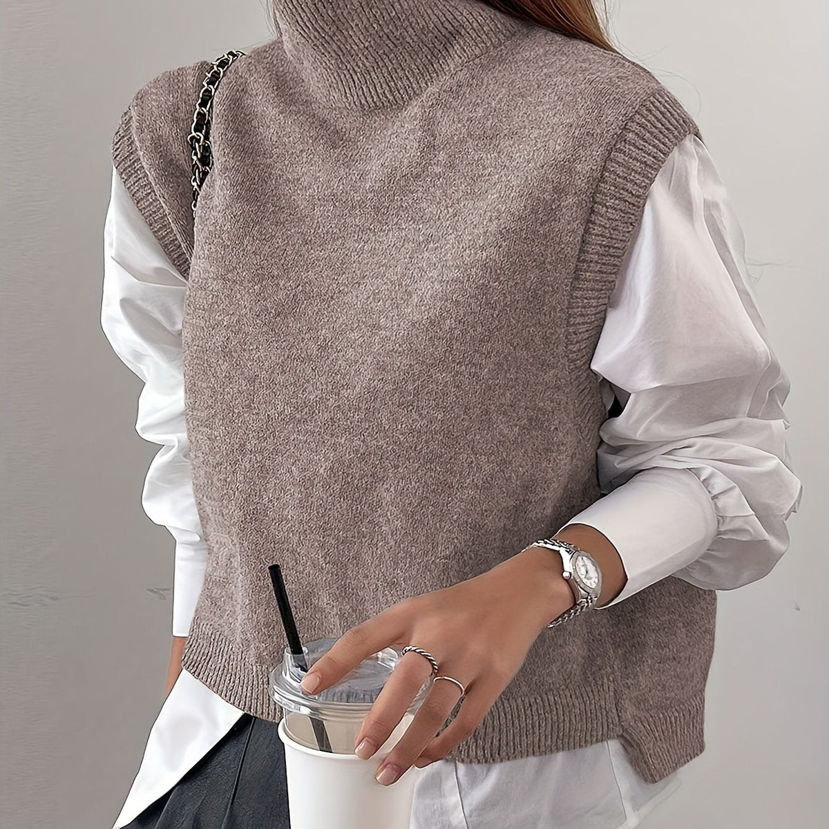 Pull sans manches à col roulé et fentes — Amielle Paris
