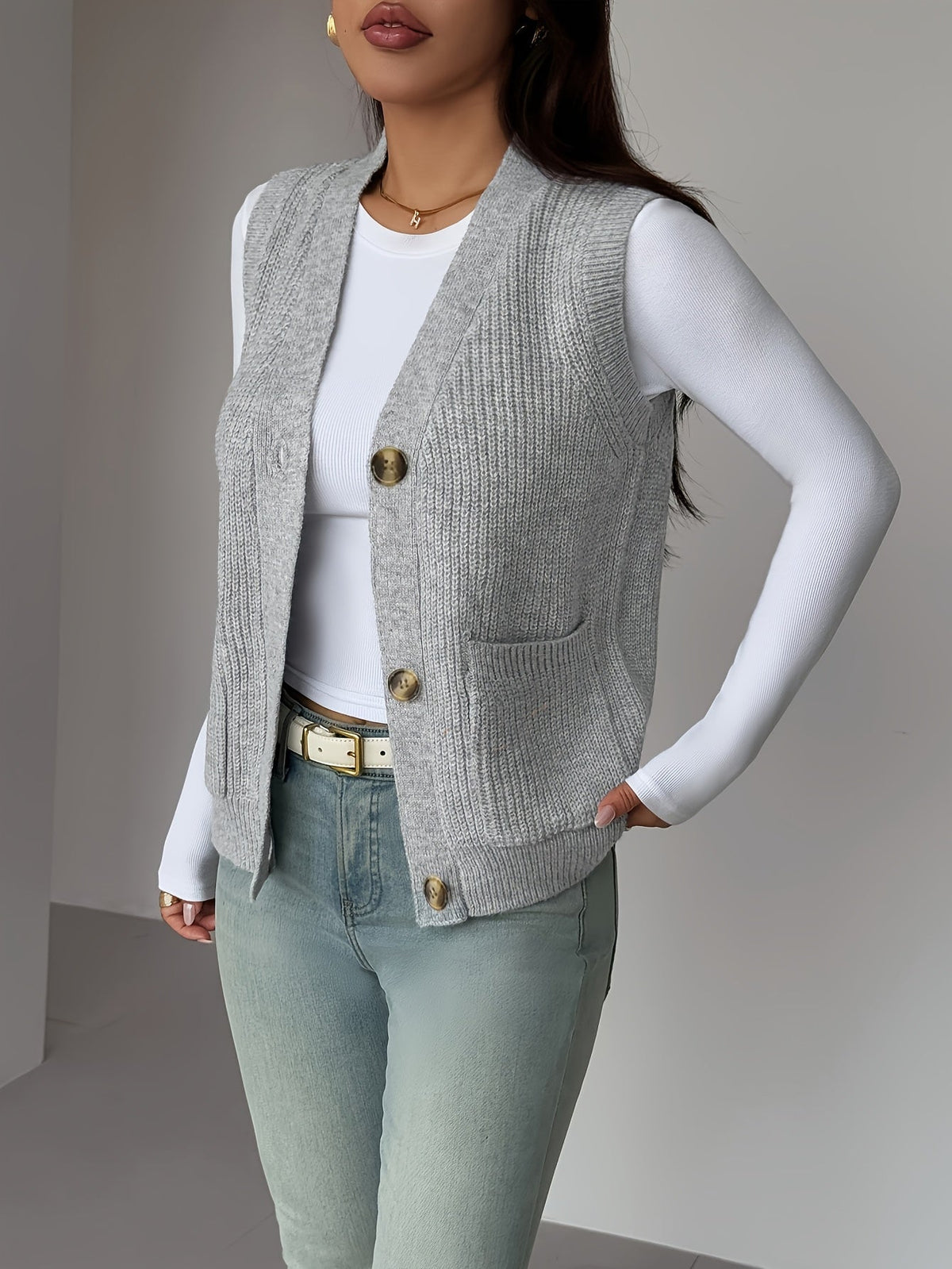 Naomi | Gilet sans manches en maille à col V — Amielle Paris