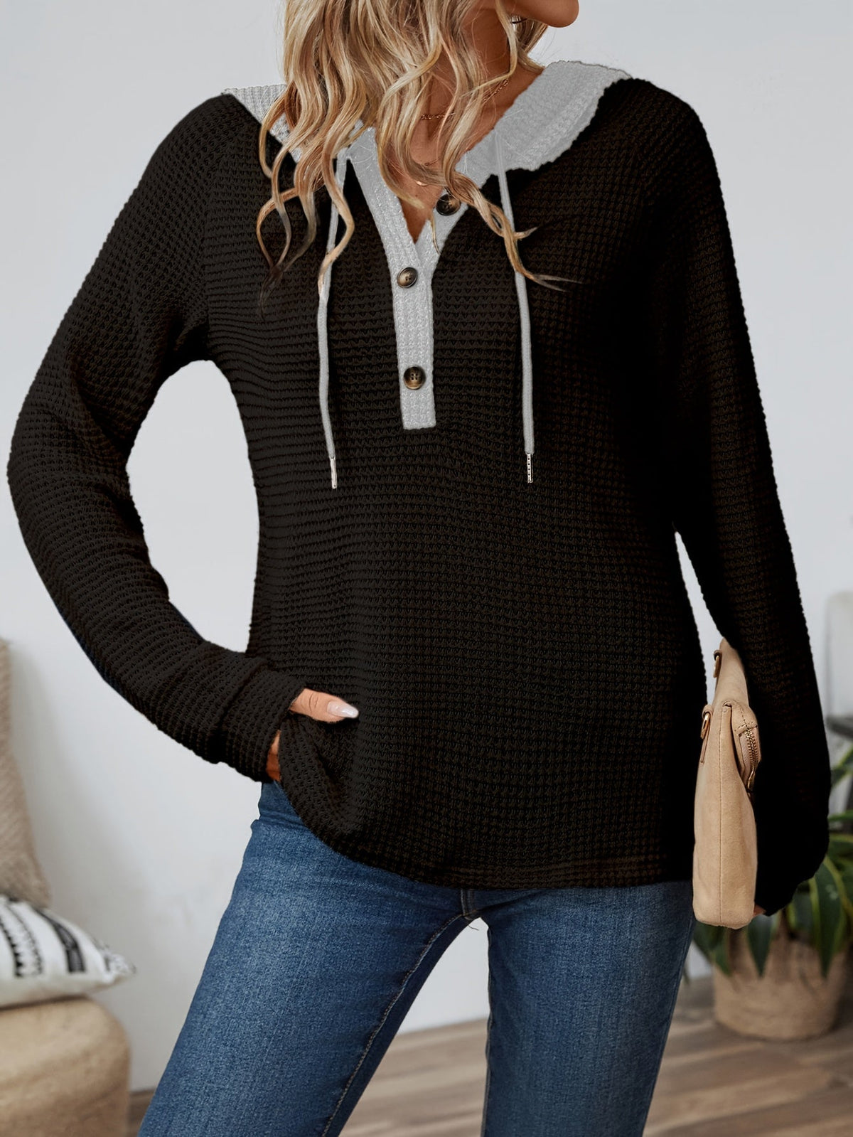 Pull gaufré à capuche contrastée — Amielle Paris