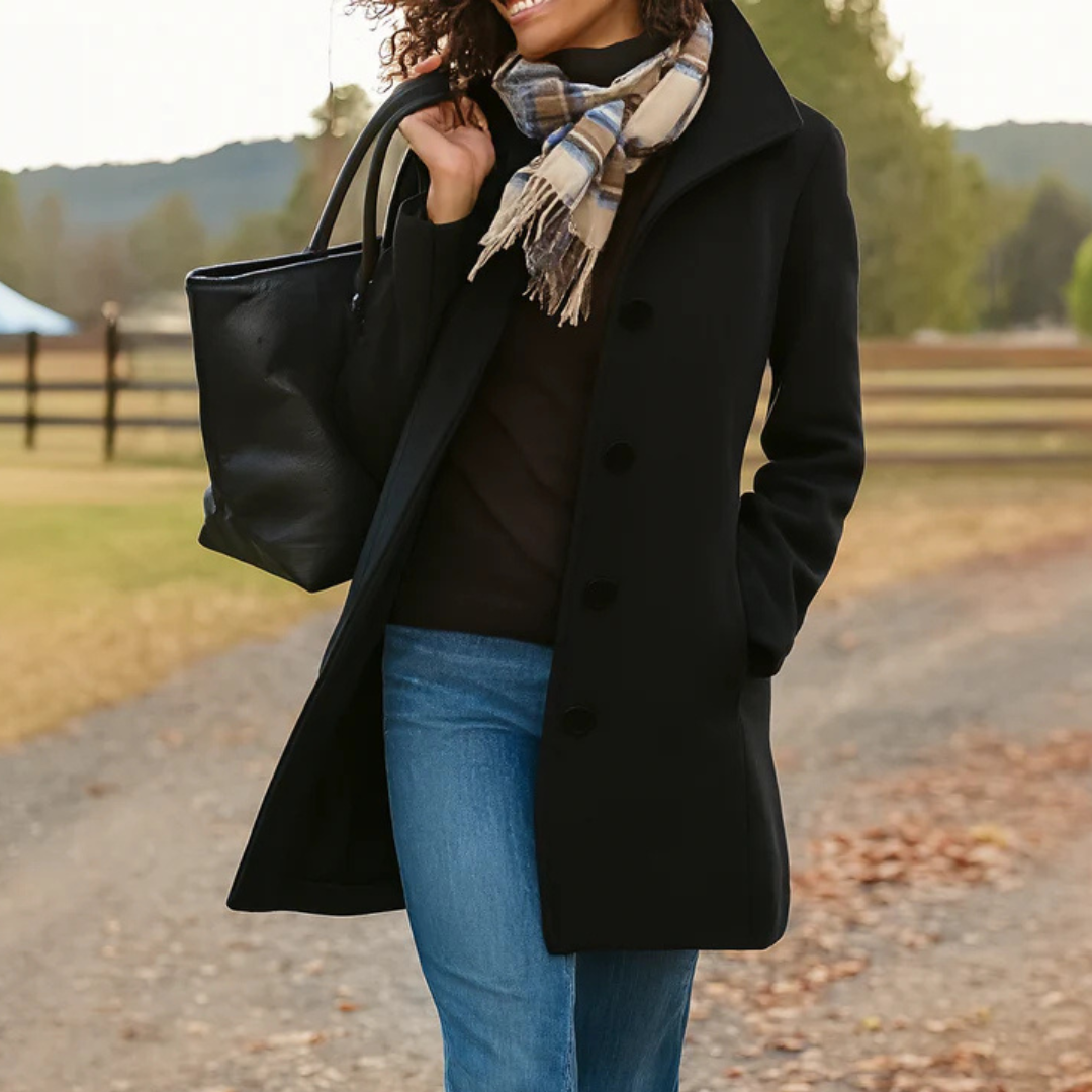 Manteau long à patte de boutonnage et revers — Amielle Paris