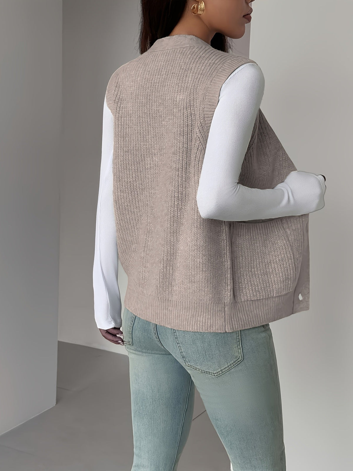 Naomi | Gilet sans manches en maille à col V — Amielle Paris