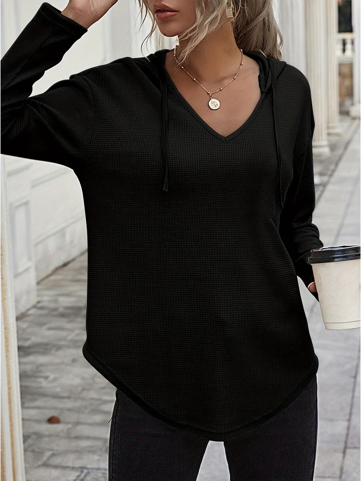 Pull gaufré à capuche et encolure en V — Amielle Paris