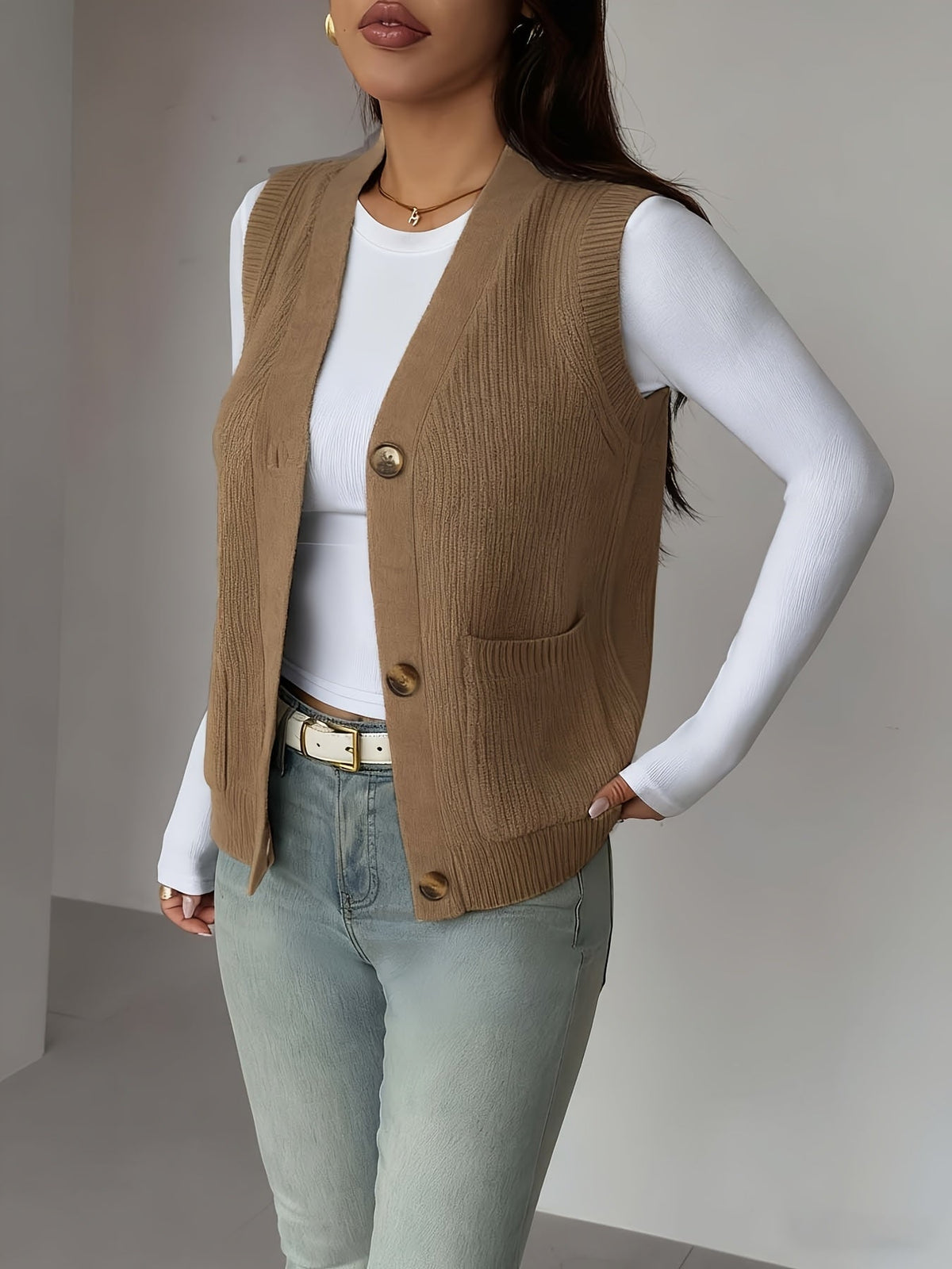 Naomi | Gilet sans manches en maille à col V — Amielle Paris