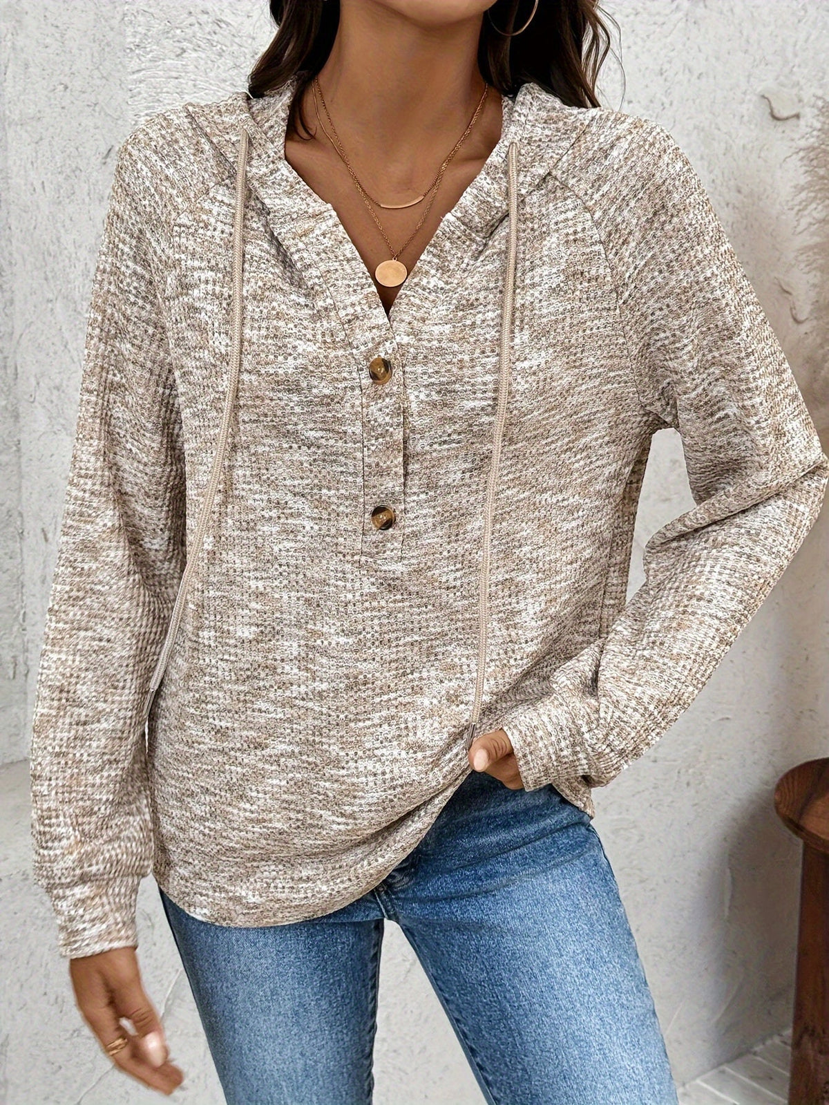 Pull en maille texturée à capuche et boutons — Amielle Paris