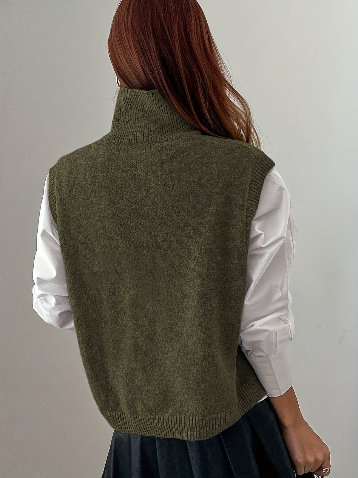 Pull sans manches à col roulé et fentes — Amielle Paris