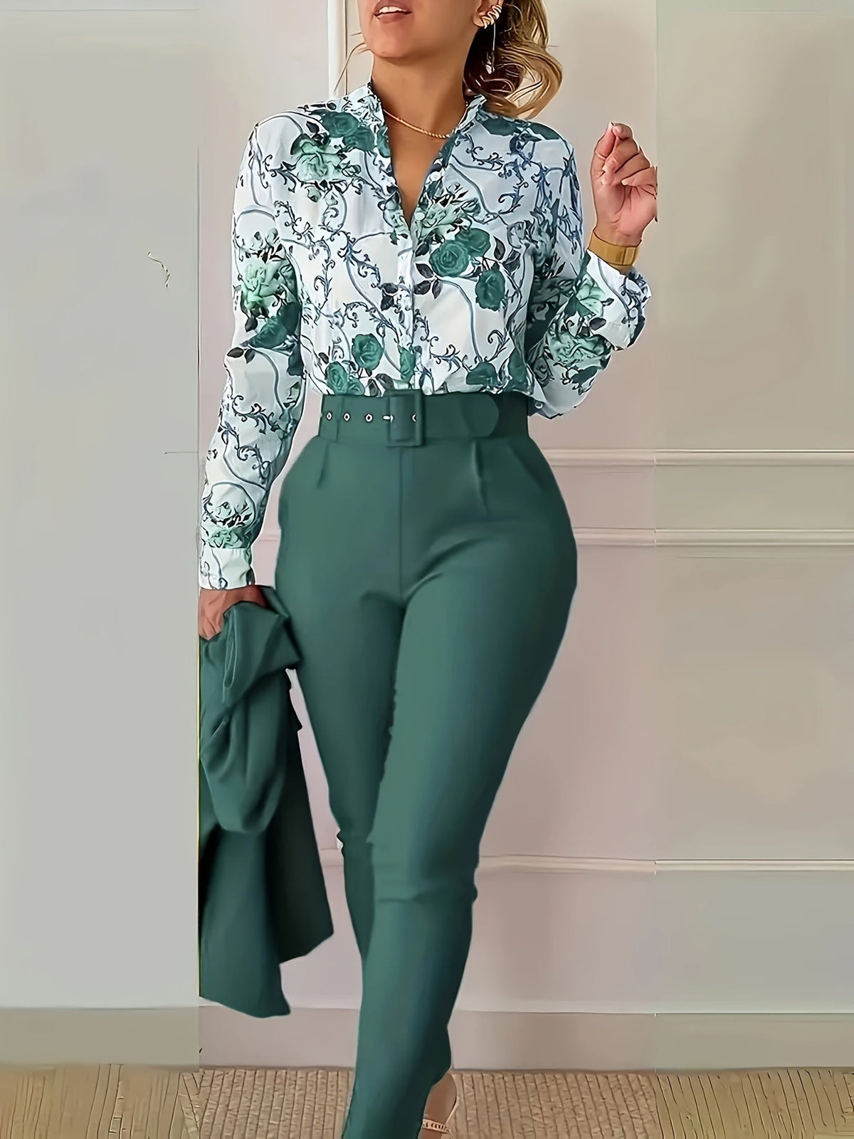 Ensemble blouse fleurie et pantalon habillé — Amielle Paris
