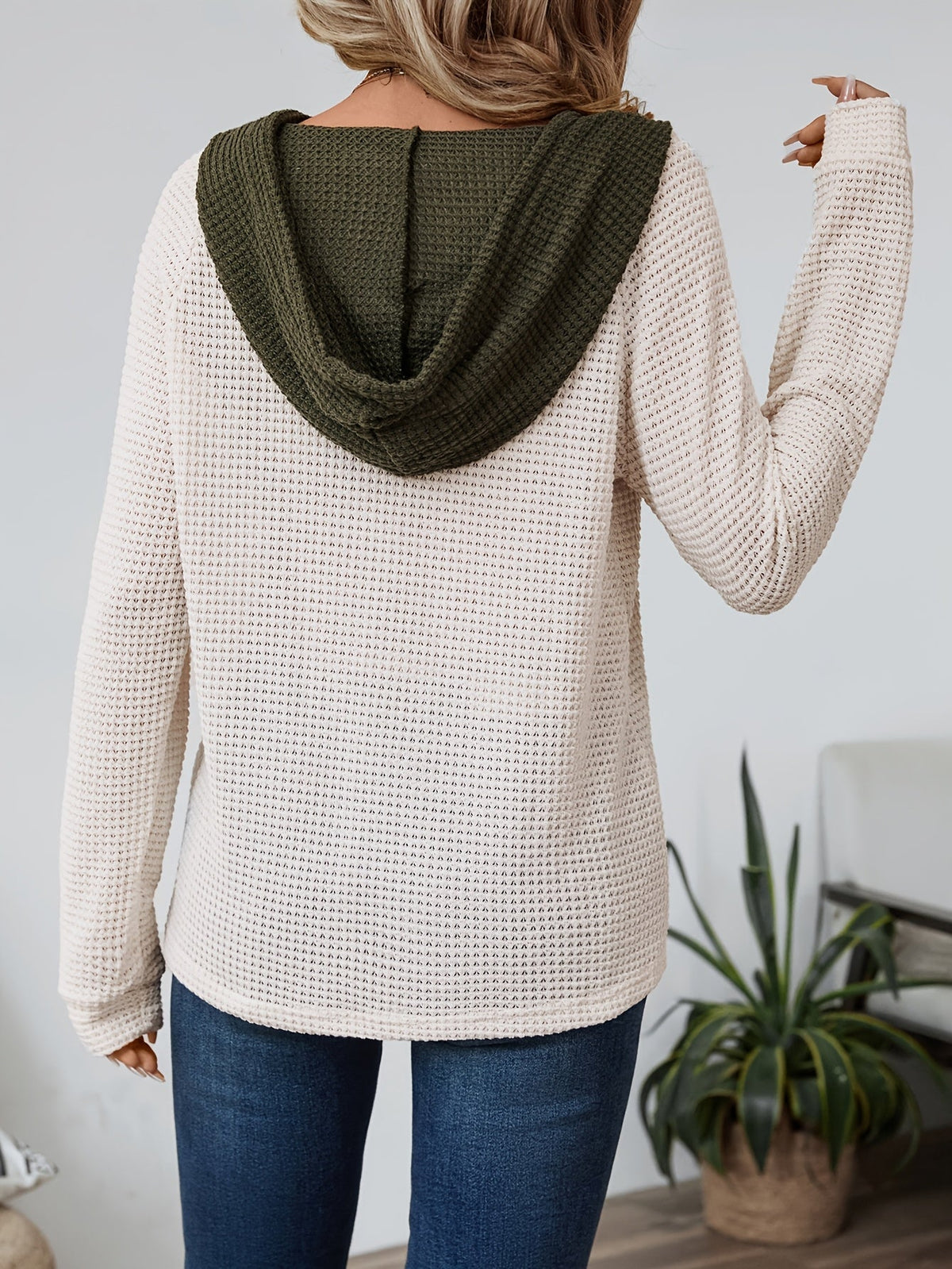 Pull gaufré à capuche contrastée — Amielle Paris