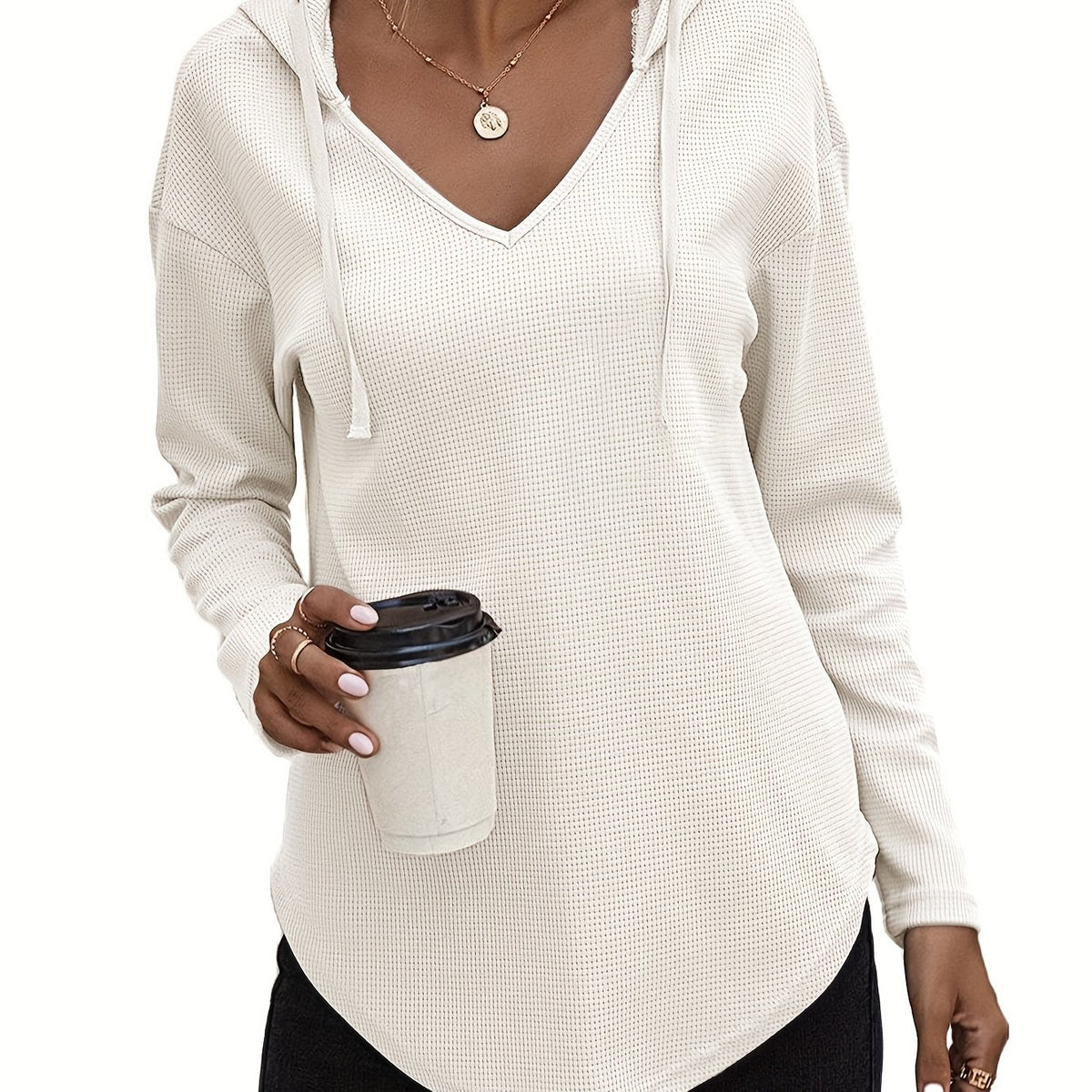 Pull gaufré à capuche et encolure en V — Amielle Paris