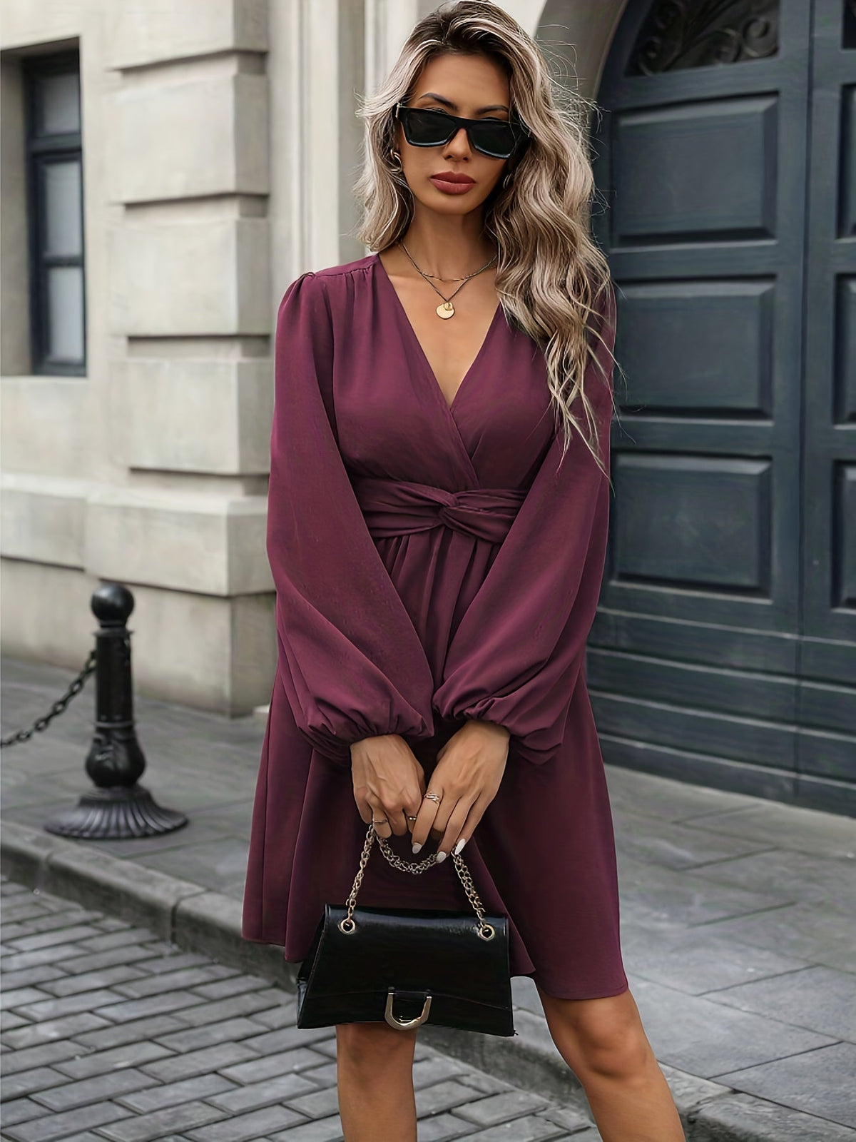 Robe courte à col V et manches lanternes — Amielle Paris