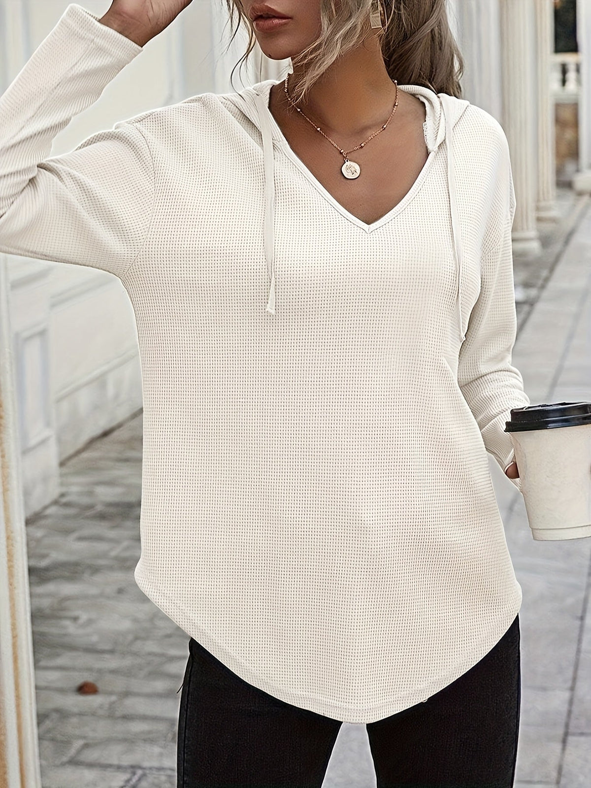 Pull gaufré à capuche et encolure en V — Amielle Paris