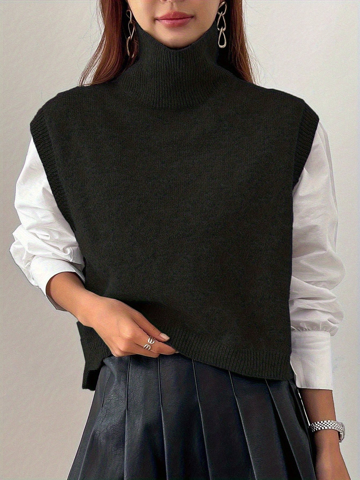 Pull sans manches à col roulé et fentes — Amielle Paris