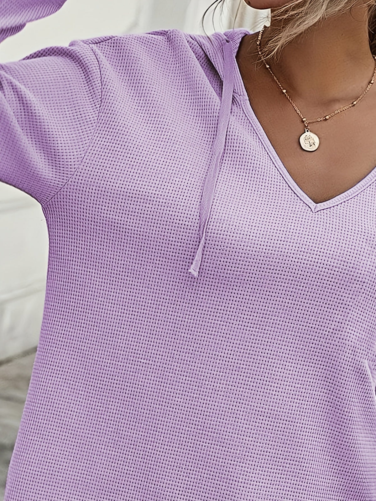 Pull gaufré à capuche et encolure en V — Amielle Paris