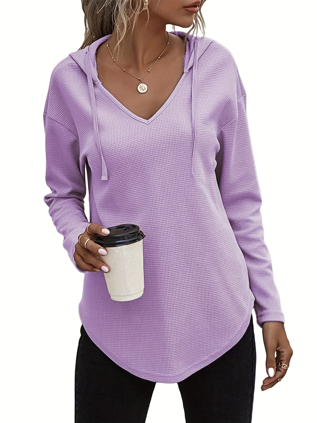 Pull gaufré à capuche et encolure en V — Amielle Paris