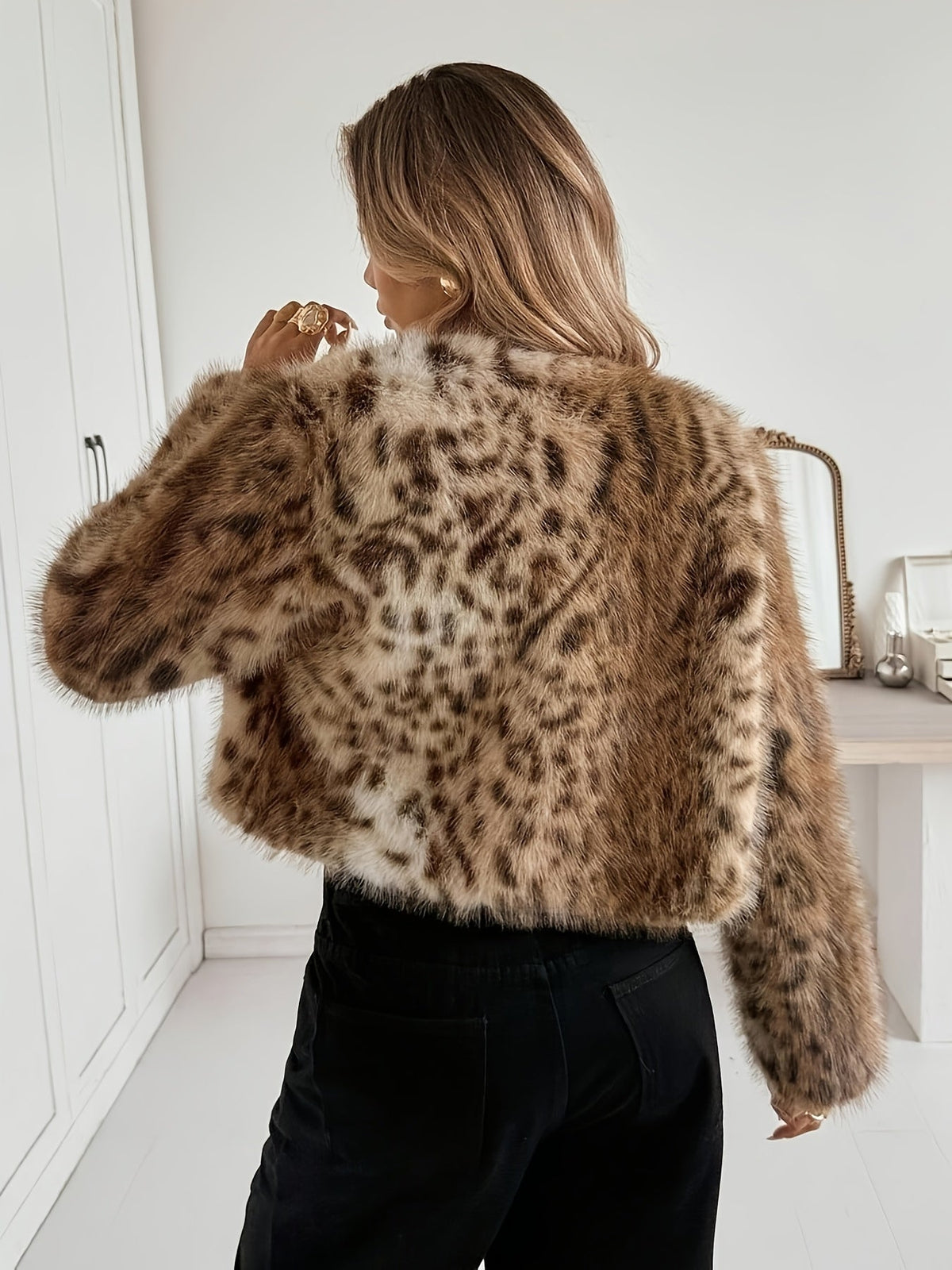 Veste courte léopard en fausse fourrure — Amielle Paris