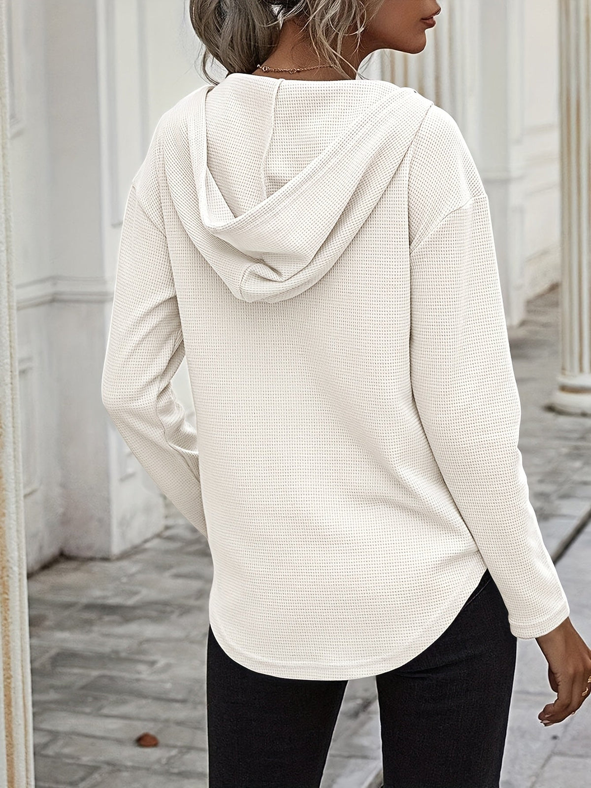 Pull gaufré à capuche et encolure en V — Amielle Paris