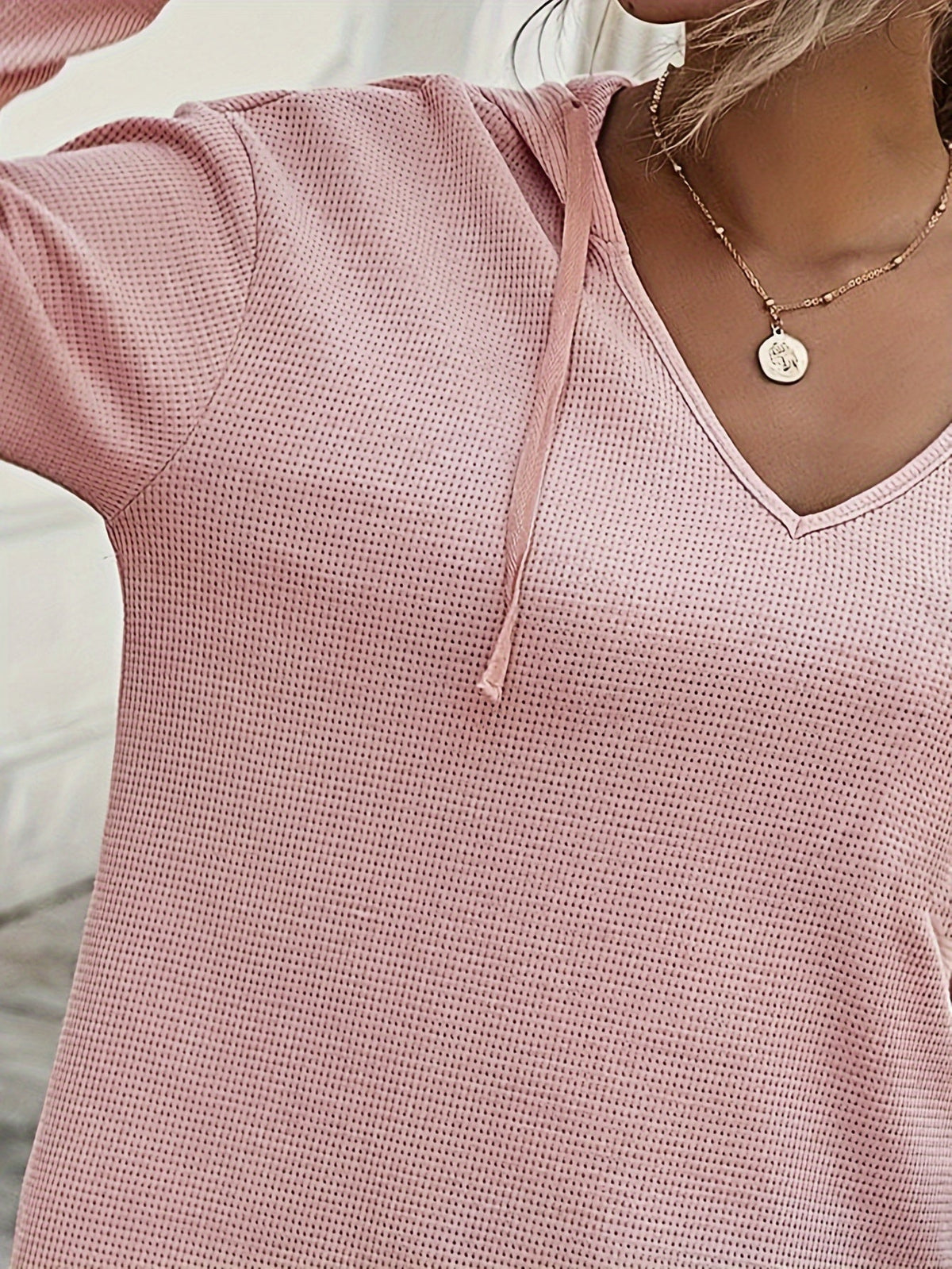 Pull gaufré à capuche et encolure en V — Amielle Paris