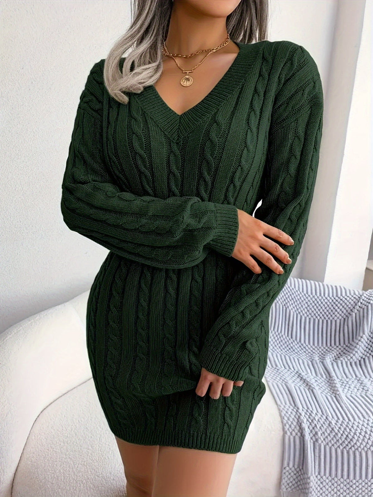 Robe pull courte torsadée à basque — Amielle Paris
