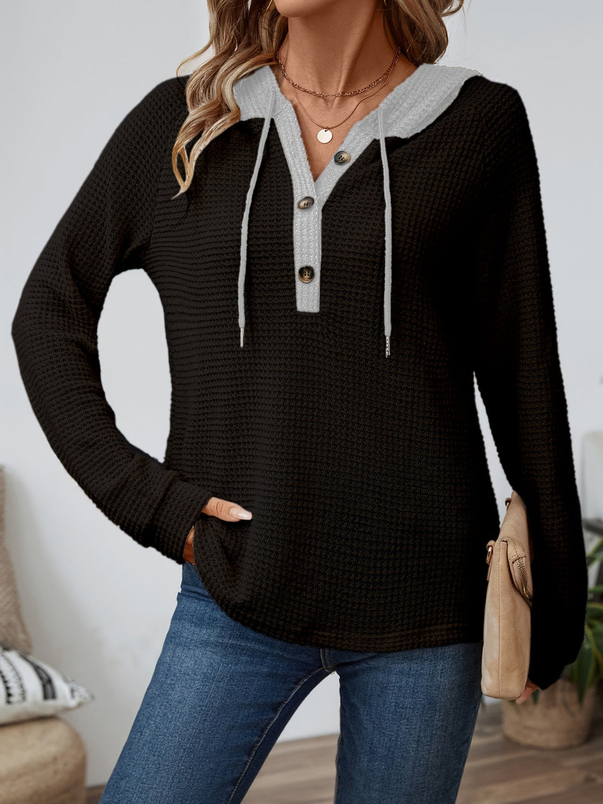 Pull gaufré à capuche contrastée — Amielle Paris