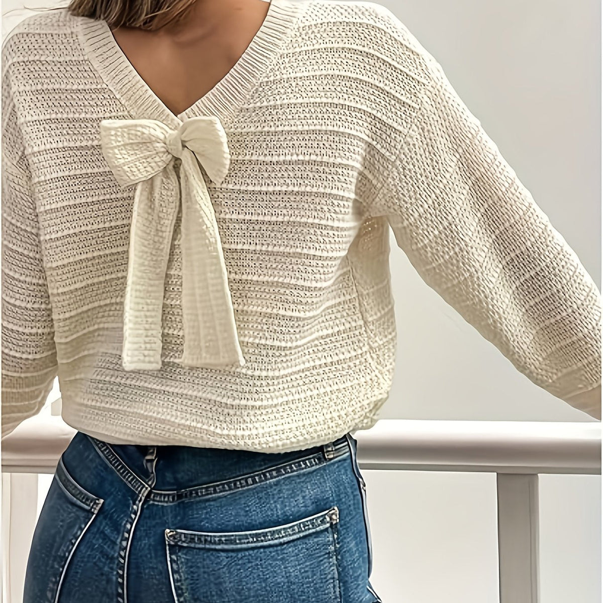 Pull en maille à col en V et nœud — Amielle Paris