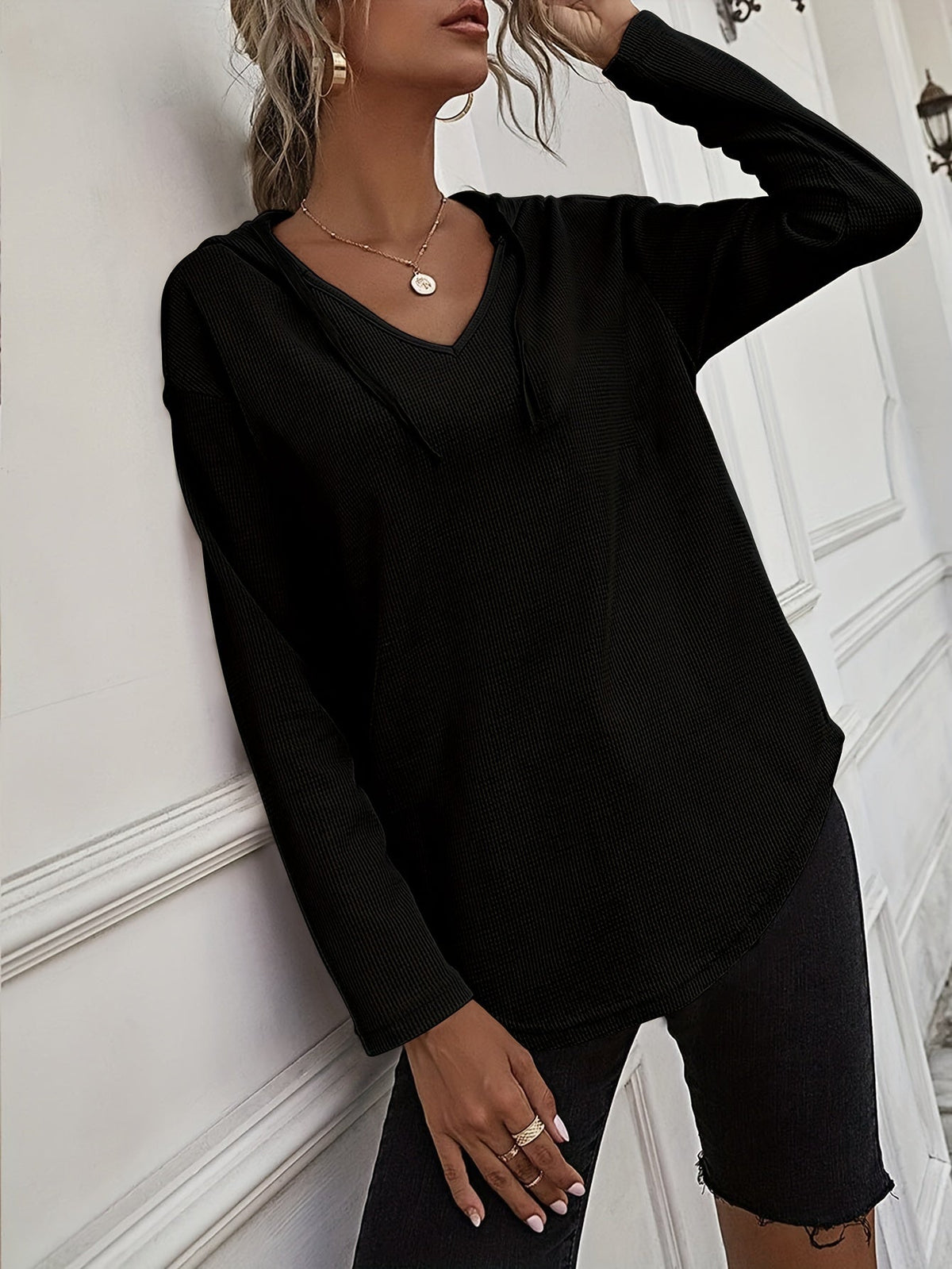 Pull gaufré à capuche et encolure en V — Amielle Paris