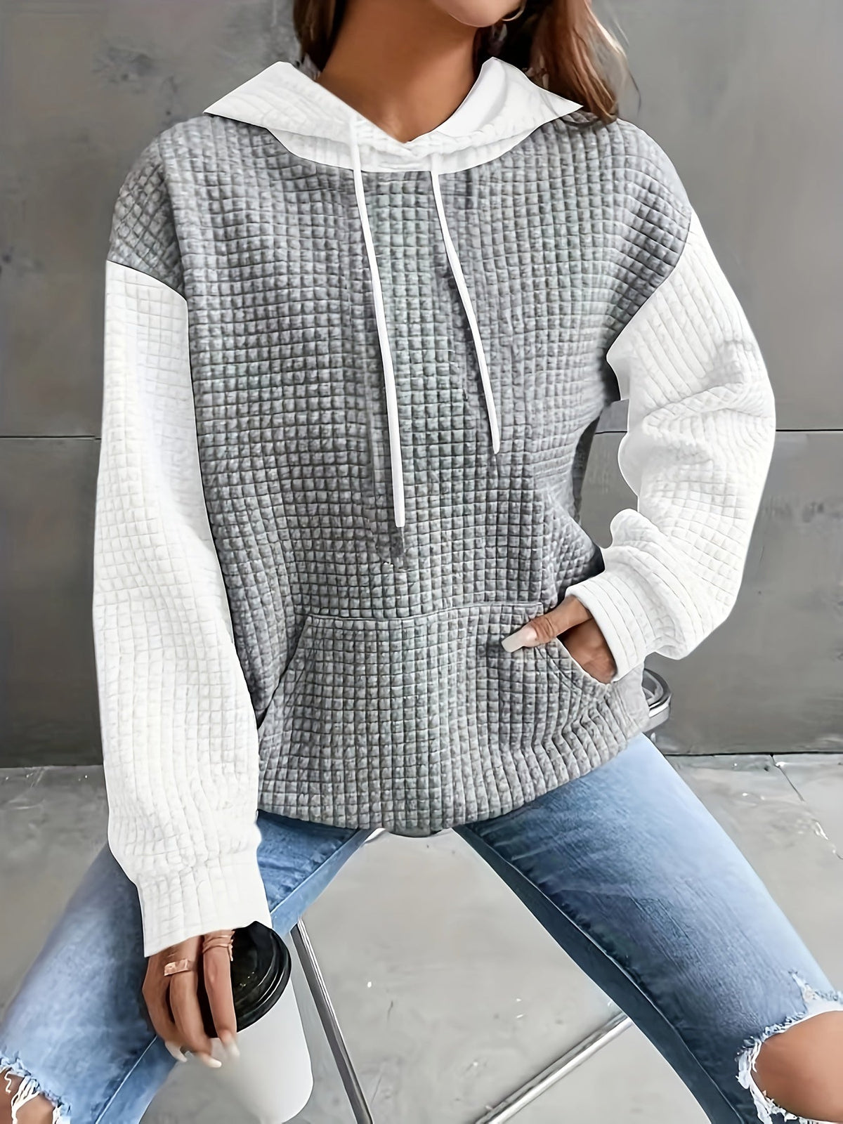 Pull bicolore à capuche en maille gaufrée — Amielle Paris