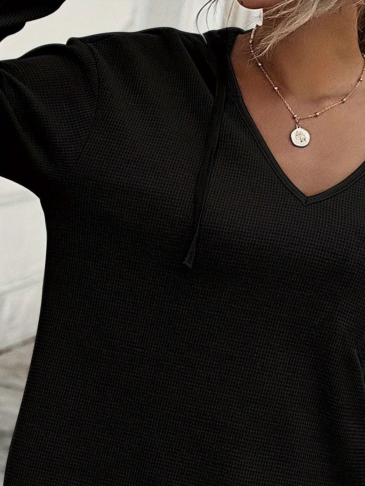 Pull gaufré à capuche et encolure en V — Amielle Paris