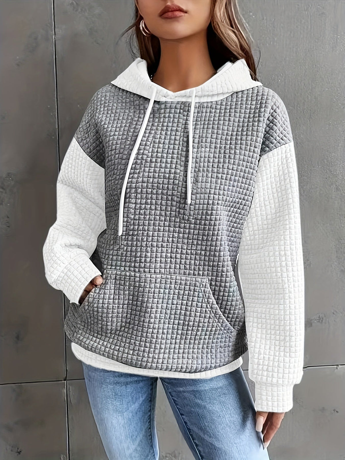 Pull bicolore à capuche en maille gaufrée — Amielle Paris
