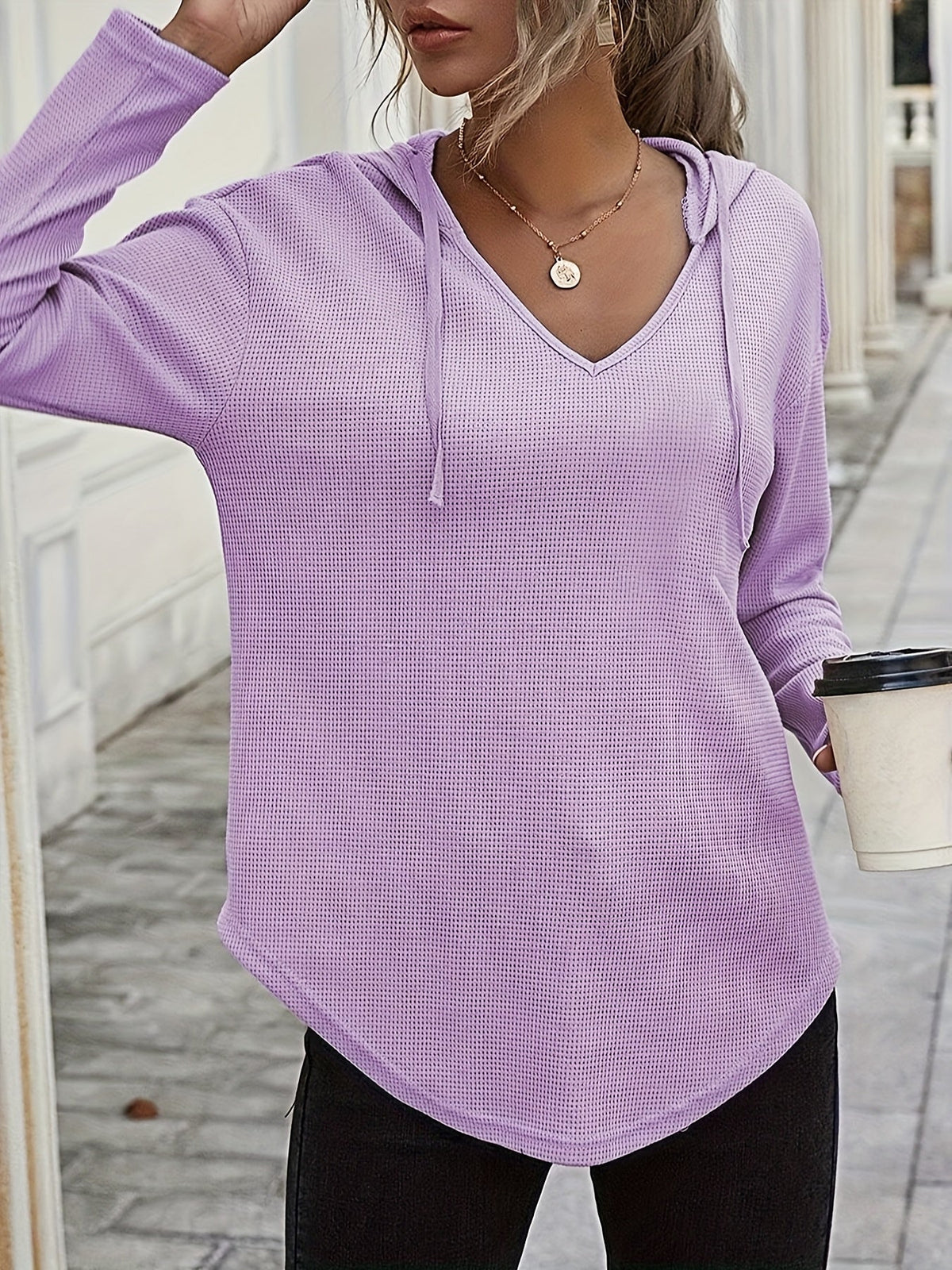 Pull gaufré à capuche et encolure en V — Amielle Paris
