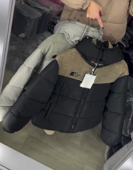 Amelia — Veste à capuche et empiècements contrastants — Amielle Paris