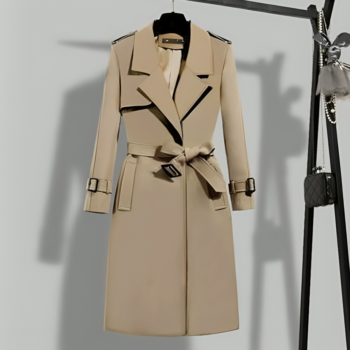 Amelia — Trench long à ligne ajustée — Amielle Paris